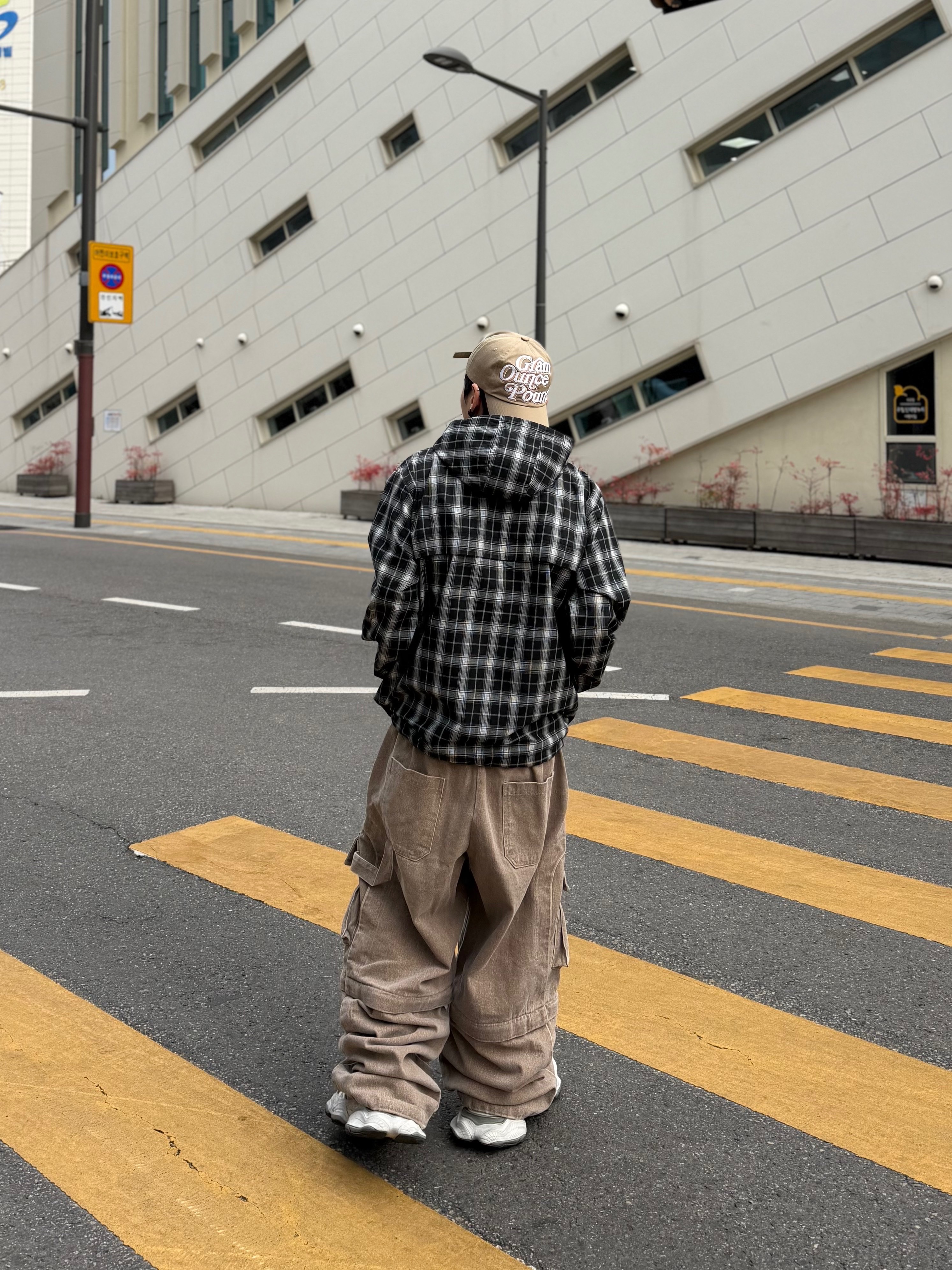 Balenciaga Cargo Sneakers White Grey 착용 스타일 - 8
