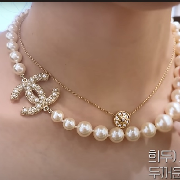 (W) Chanel Necklace Metal Glass Pearls Resin & Gold Pearly White Crystal 착용 스타일