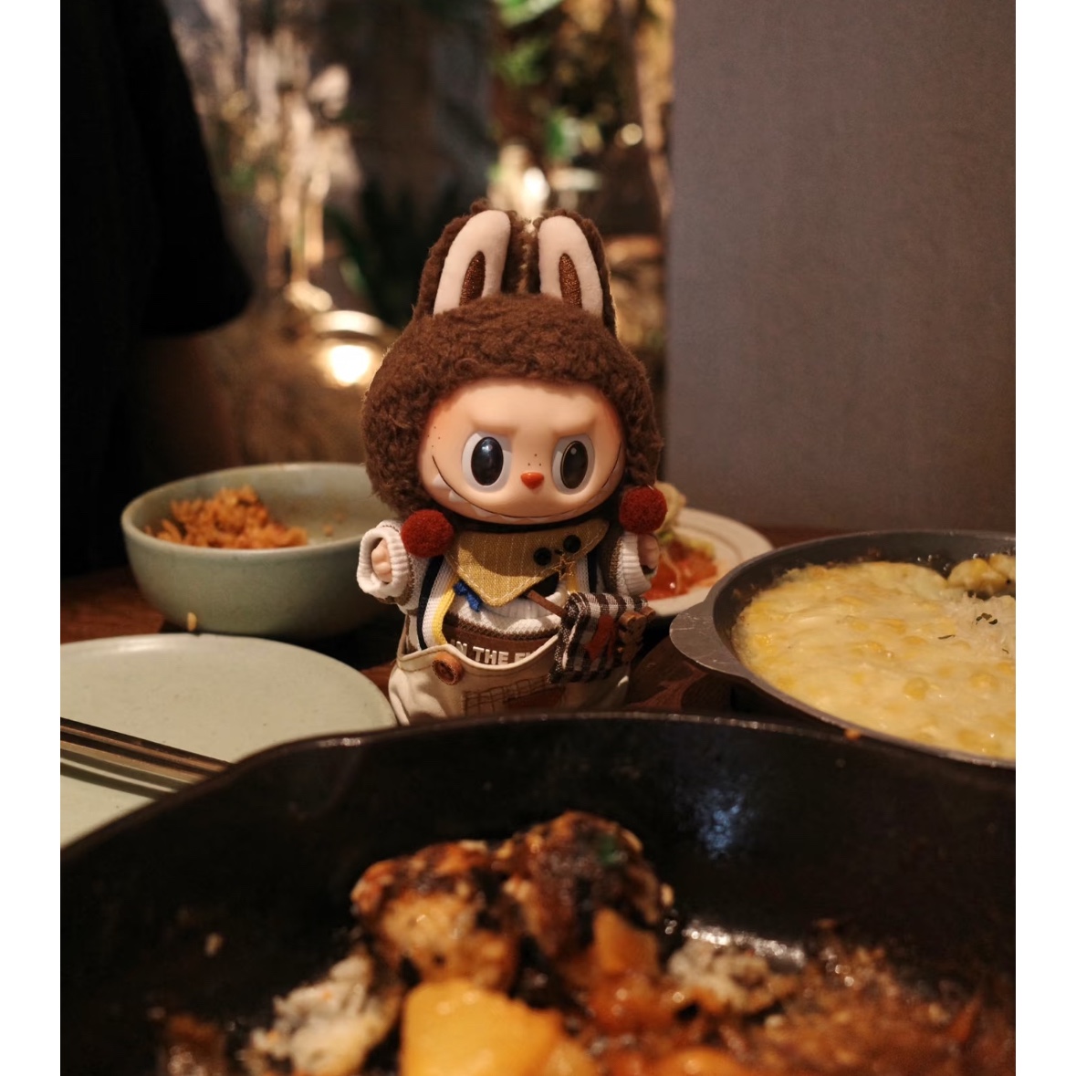 Pop Mart Labubu The Monsters Labubu Tasty Macarons Series Chestnut Cocoa Keyring (Opened Case) 착용 스타일