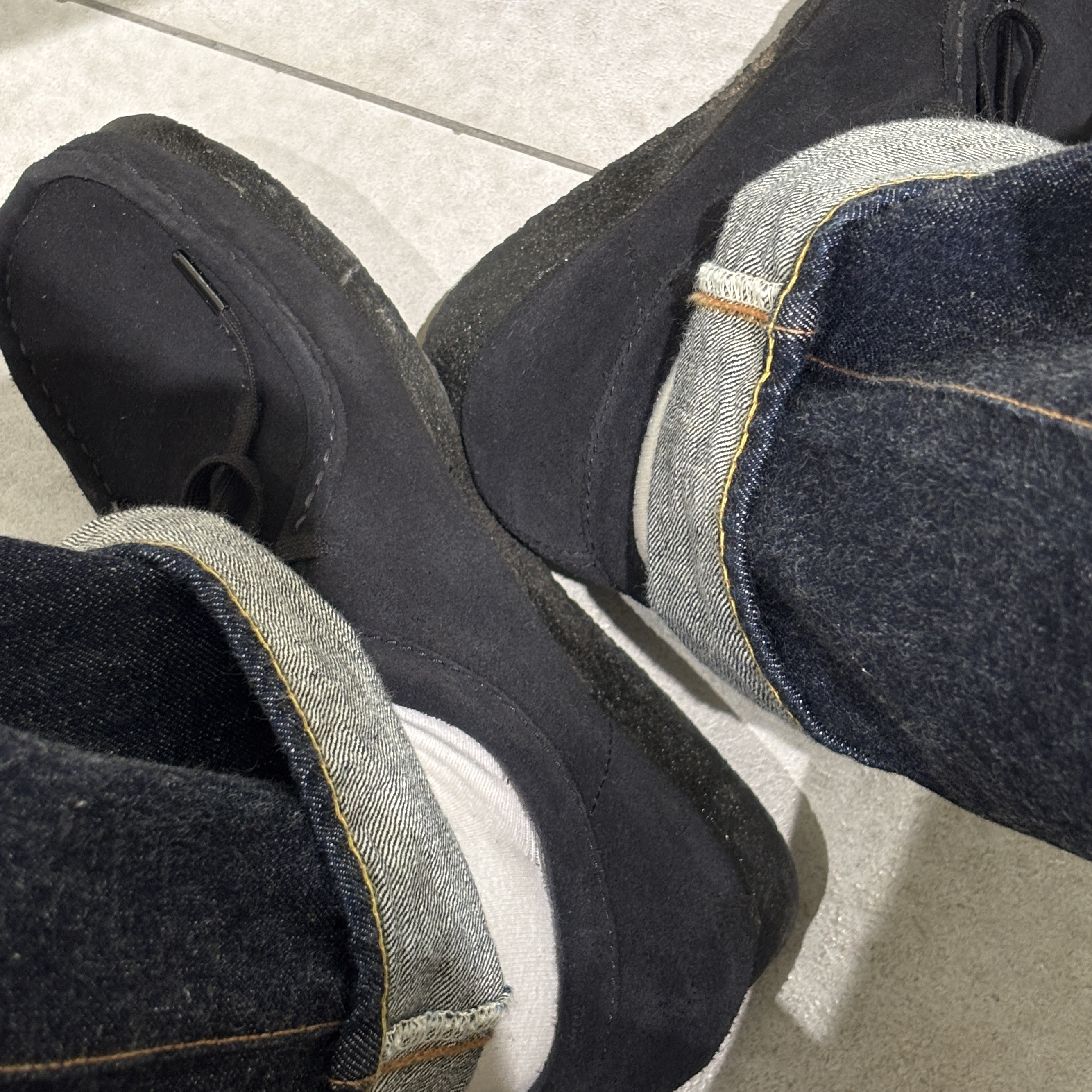 Clarks Wallabee Black Suede 착용 스타일 - 2