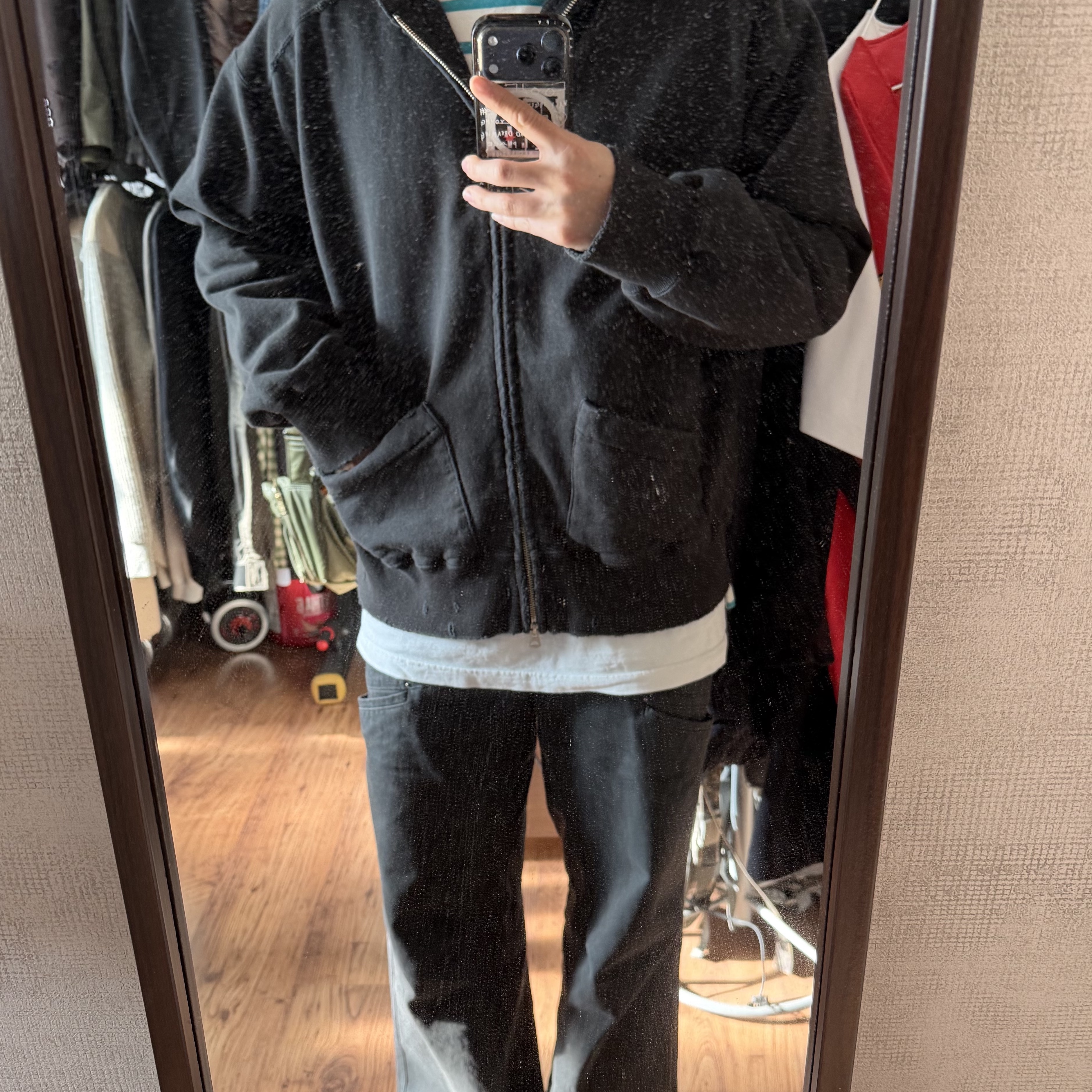 Ancellm Crash Zip Hoodie Black, Polyteru Textured Narrow Pants Leopard Charcoal 착용 스타일
