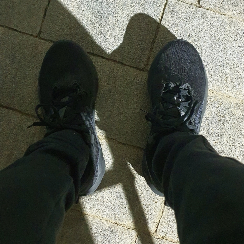 (W) Asics Novablast 5 Black Carrier Grey 착용 스타일