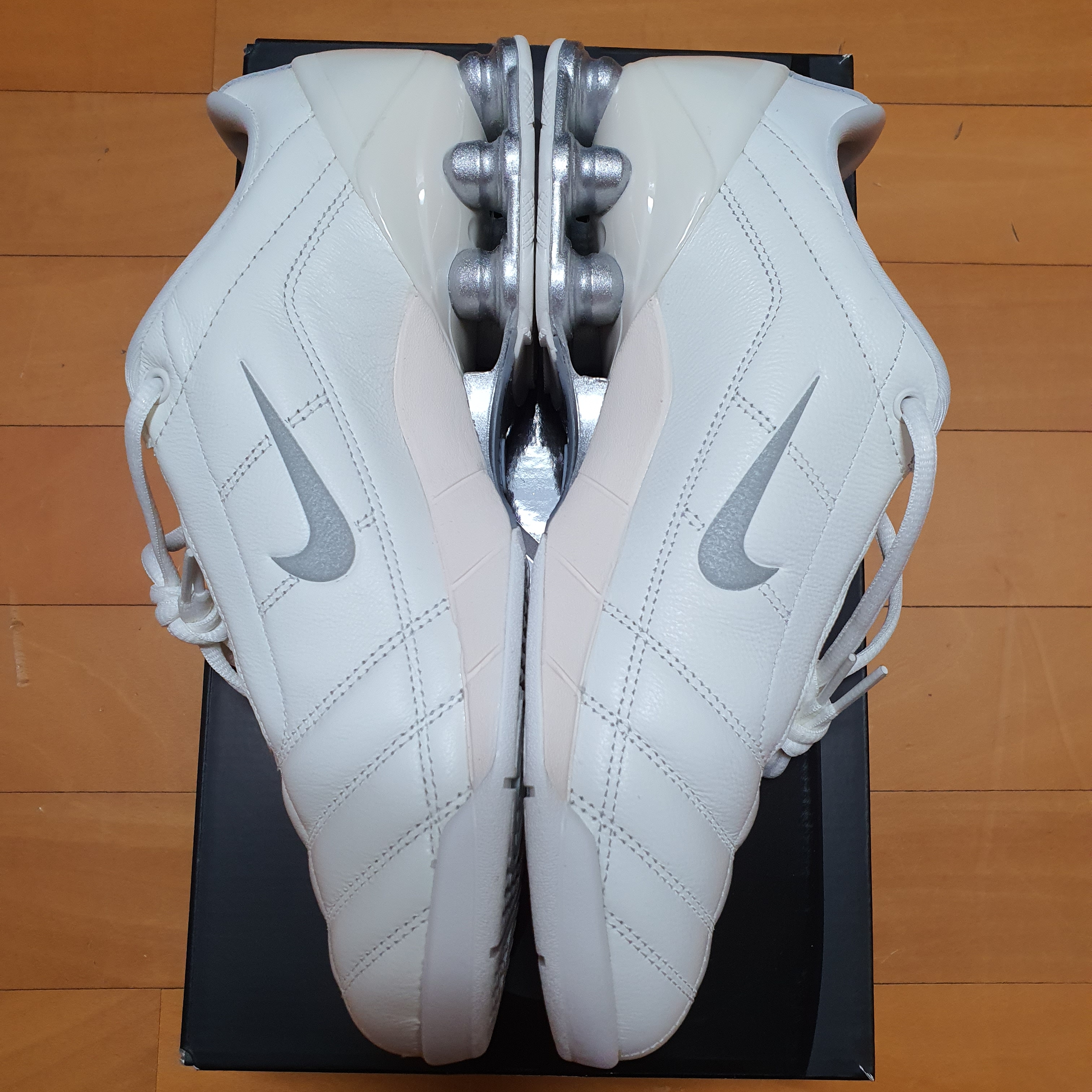 (W) Nike Total 90 Shox Magia Sail and Metallic Silver 착용 스타일