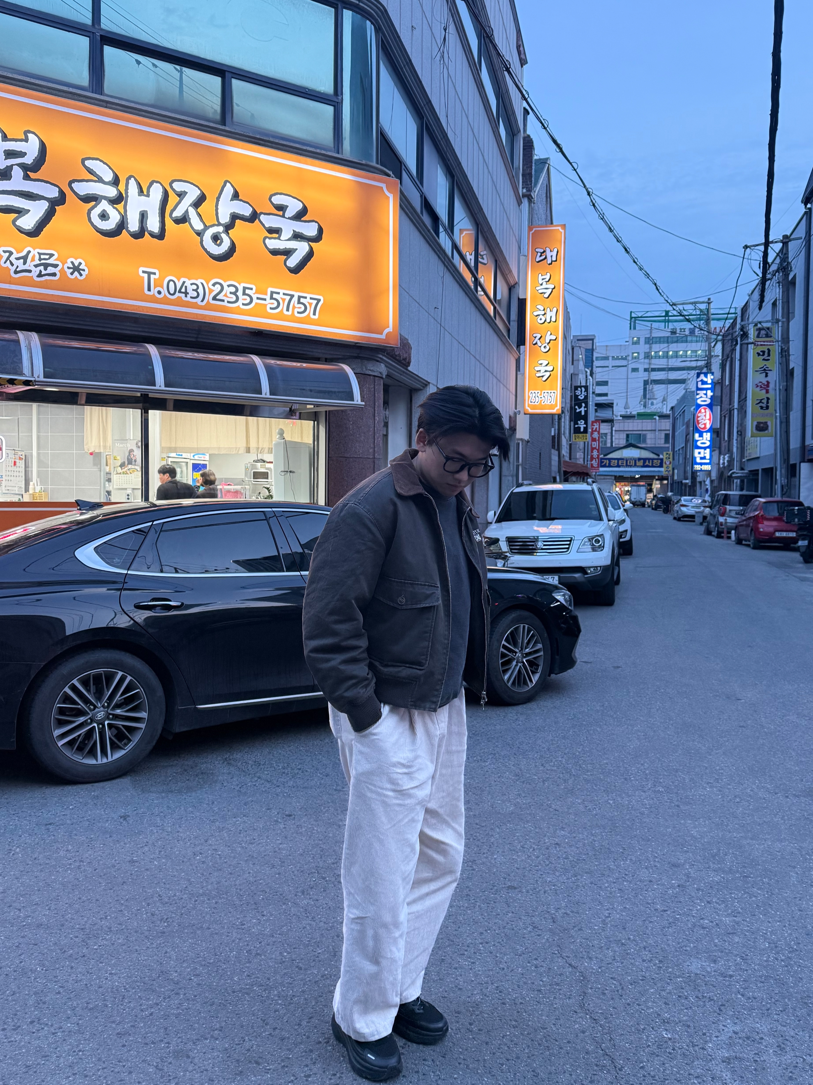 SATUR Maron A-2 Blouson Jacket Brown 착용 스타일