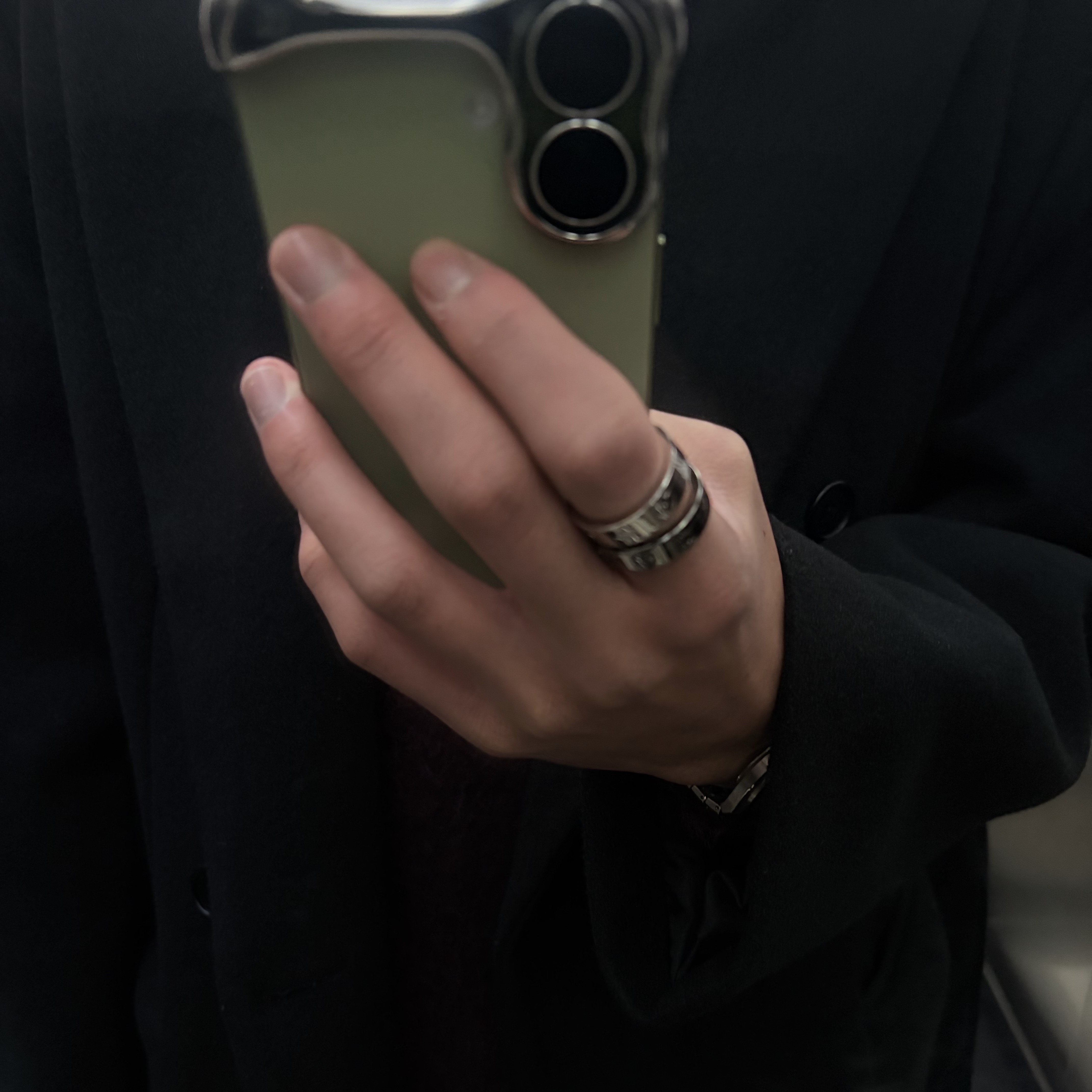 Louis Vuitton LV Mosaic Thin Ring Palladium, Louis Vuitton LV Mosaic Thin Ring Silver 착용 스타일 - 1