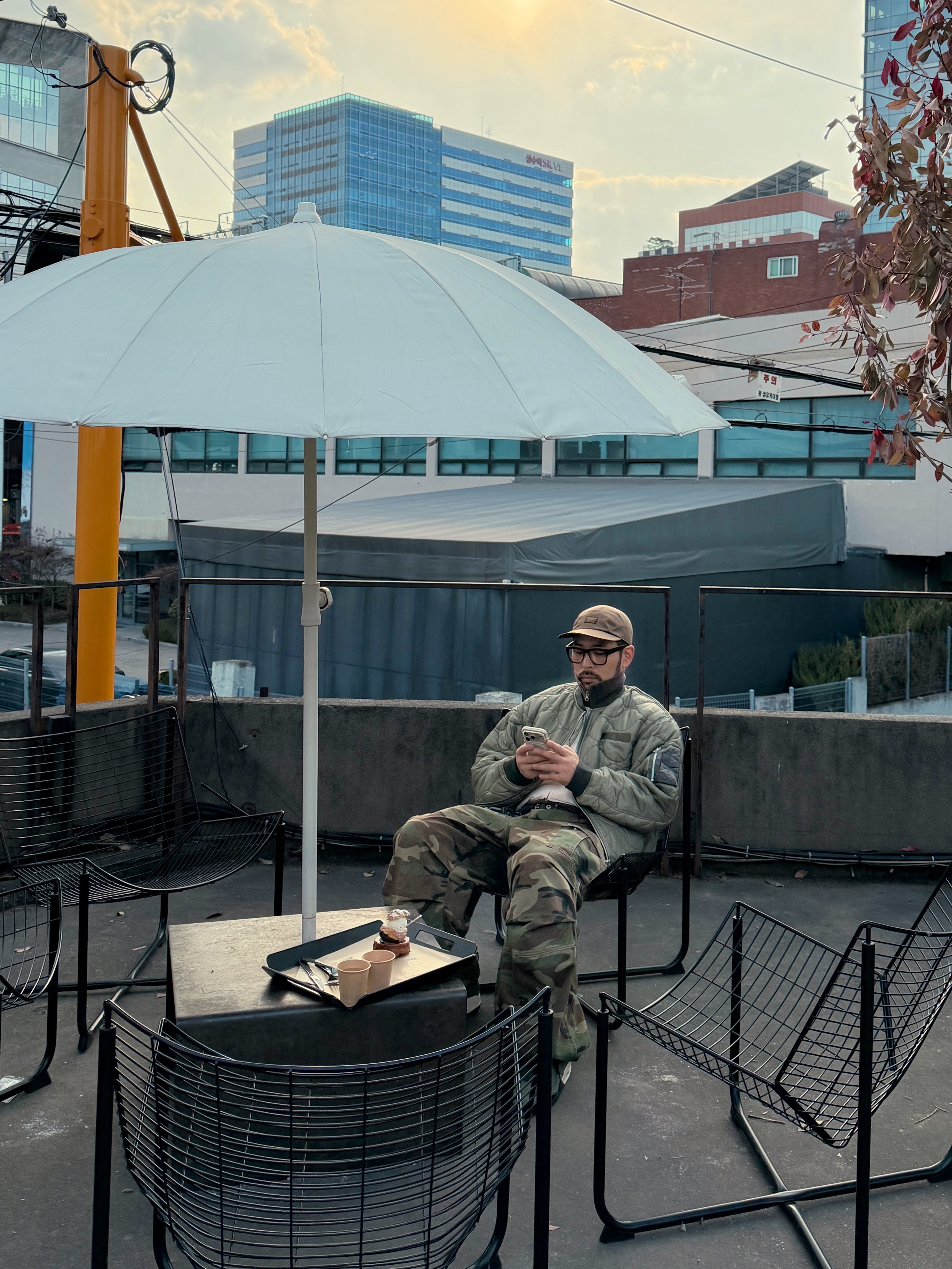 Jordan 4 x Undefeated Retro OG SP Deep Green and Clementine 착용 스타일 - 10