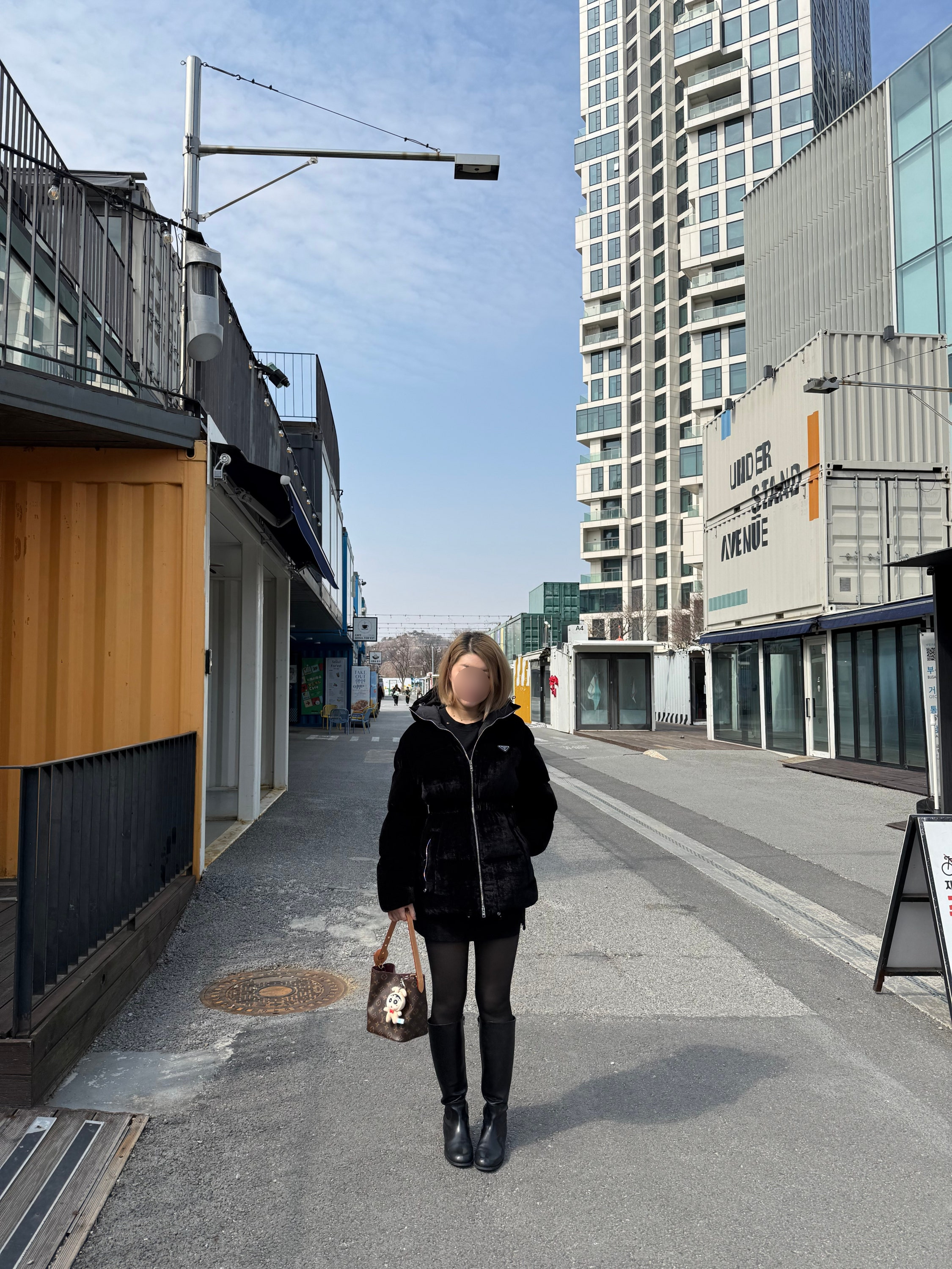 (W) Prada Velvet Down Jacket Black, Louis Vuitton All in BB Monogram 착용 스타일 - 3