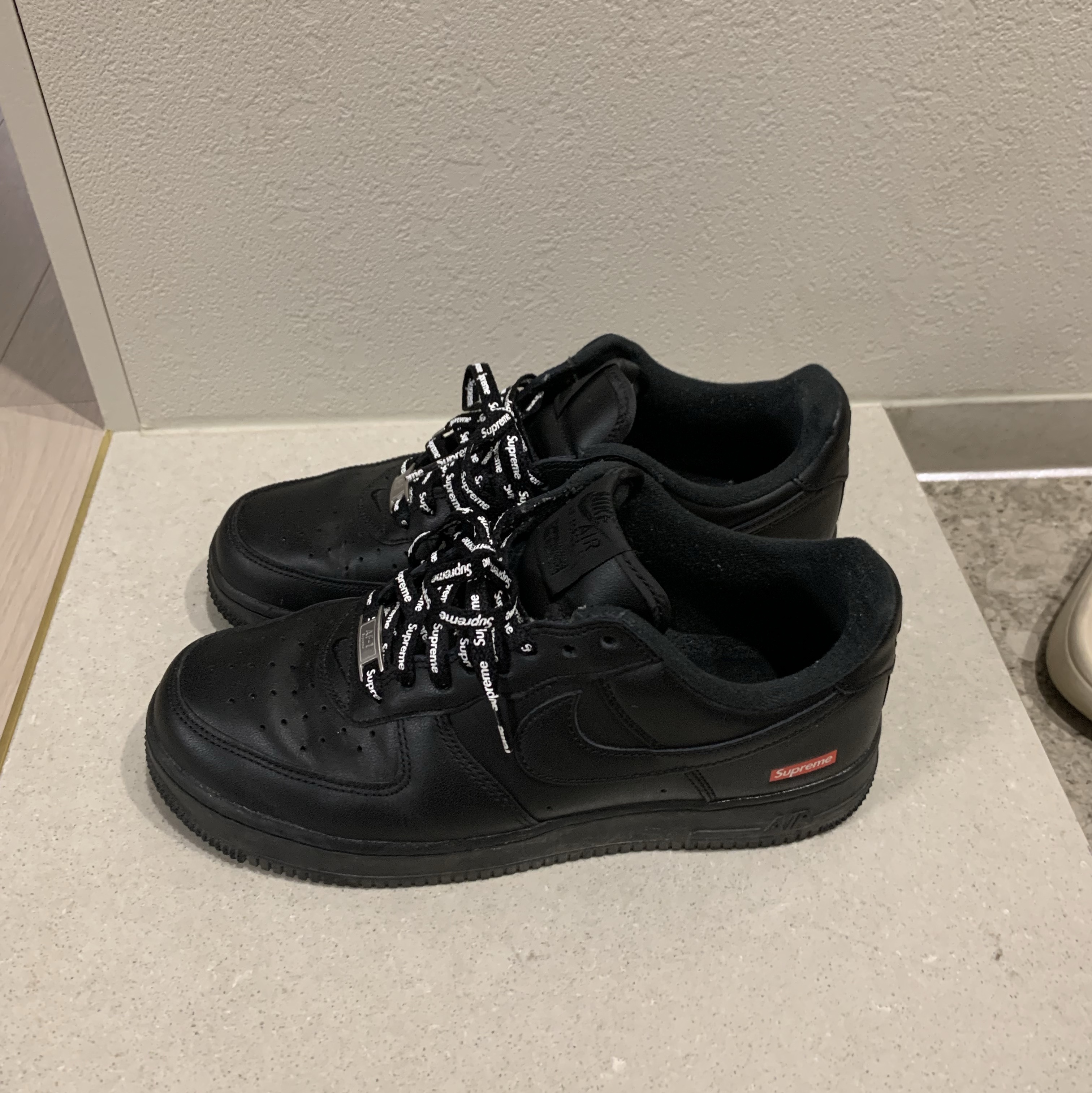 Nike x Supreme Air Force 1 Low Black 착용 스타일