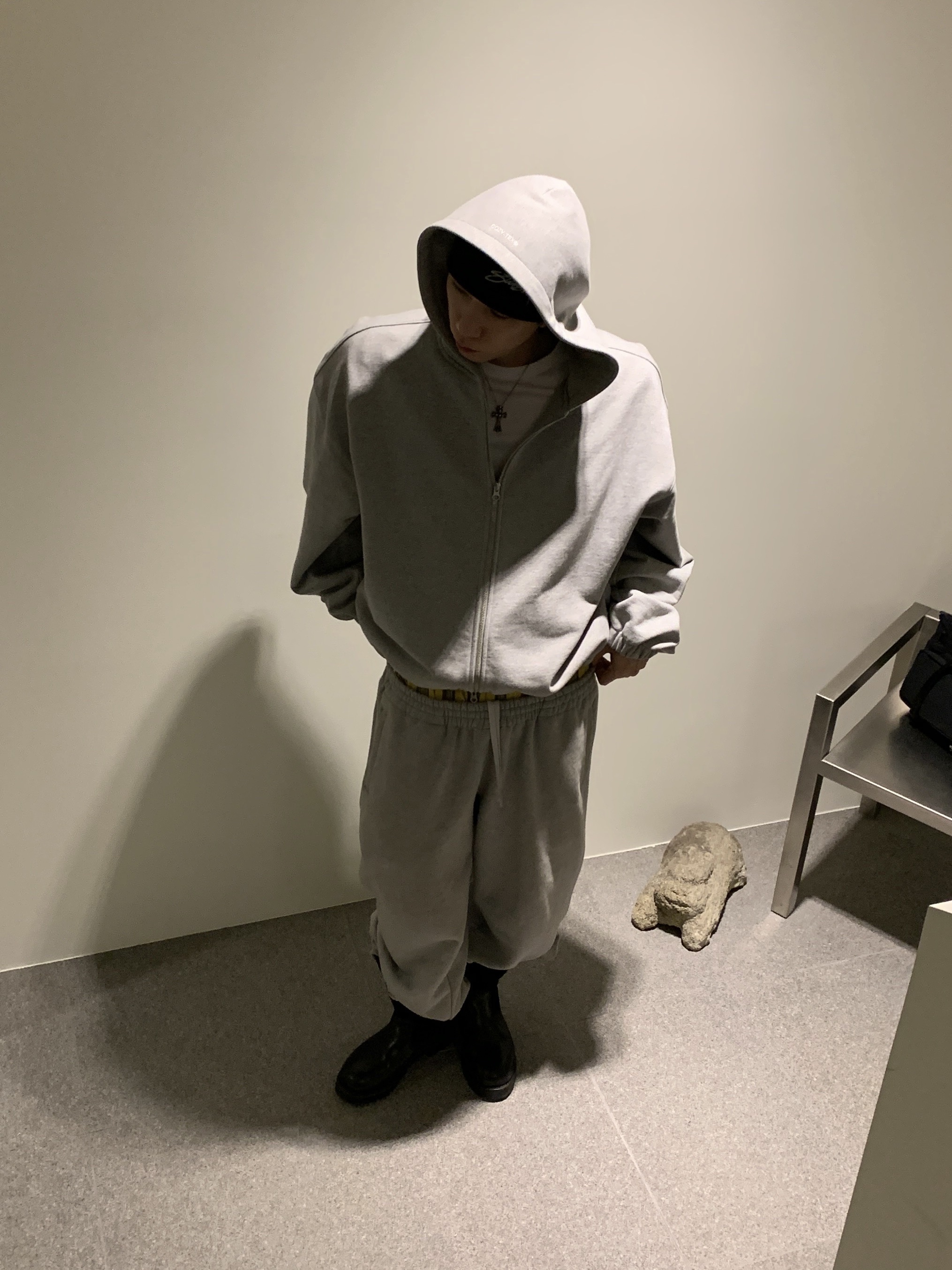 Stussy Skullcap Chain Stitch Rolled Edge Black, Our Legacy x Stussy Work Shop Work Boot Black Leather 착용 스타일 - 4