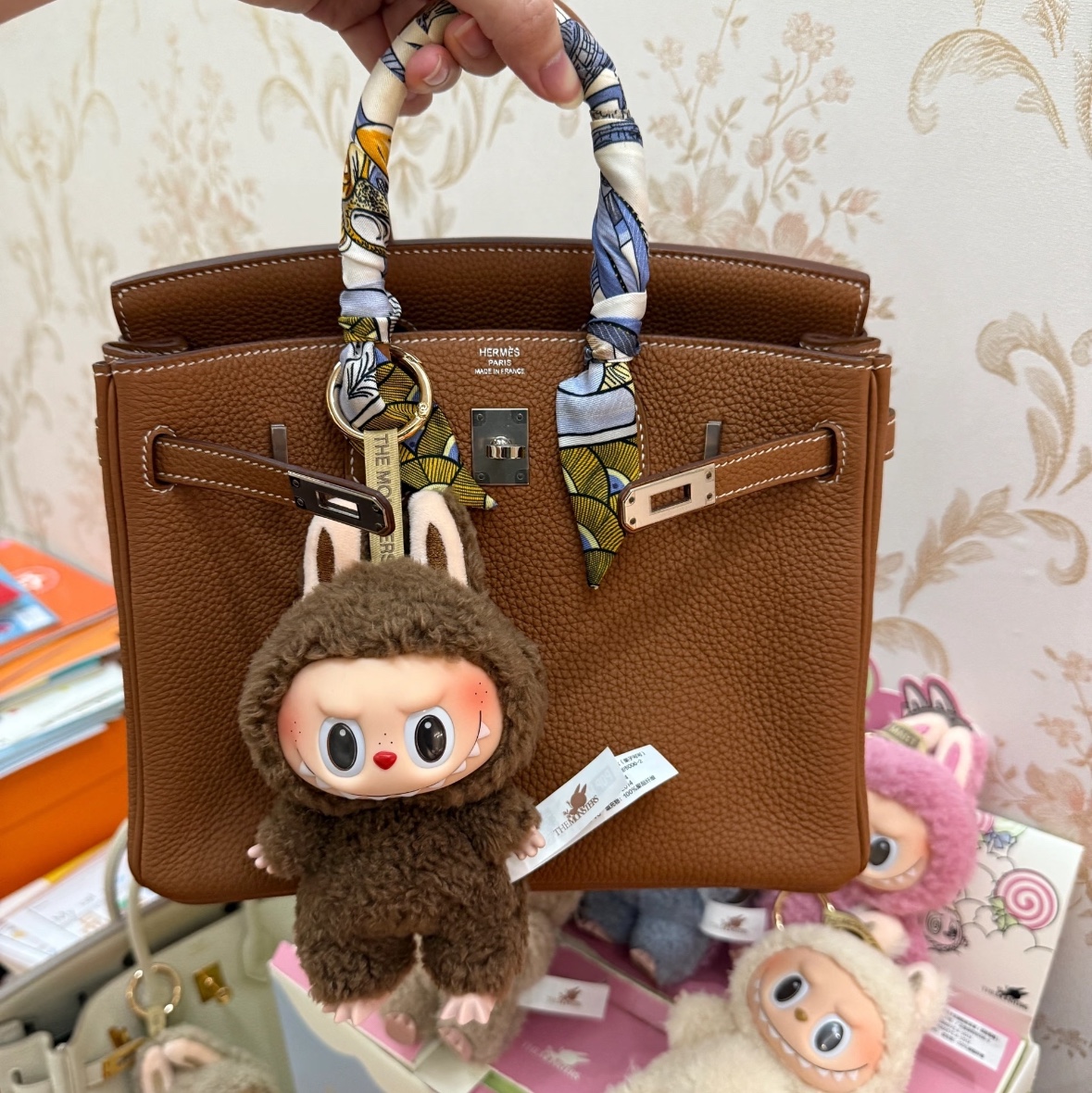 Pop Mart Labubu The Monsters Labubu Tasty Macarons Series Chestnut Cocoa Keyring (Opened Case) 착용 스타일