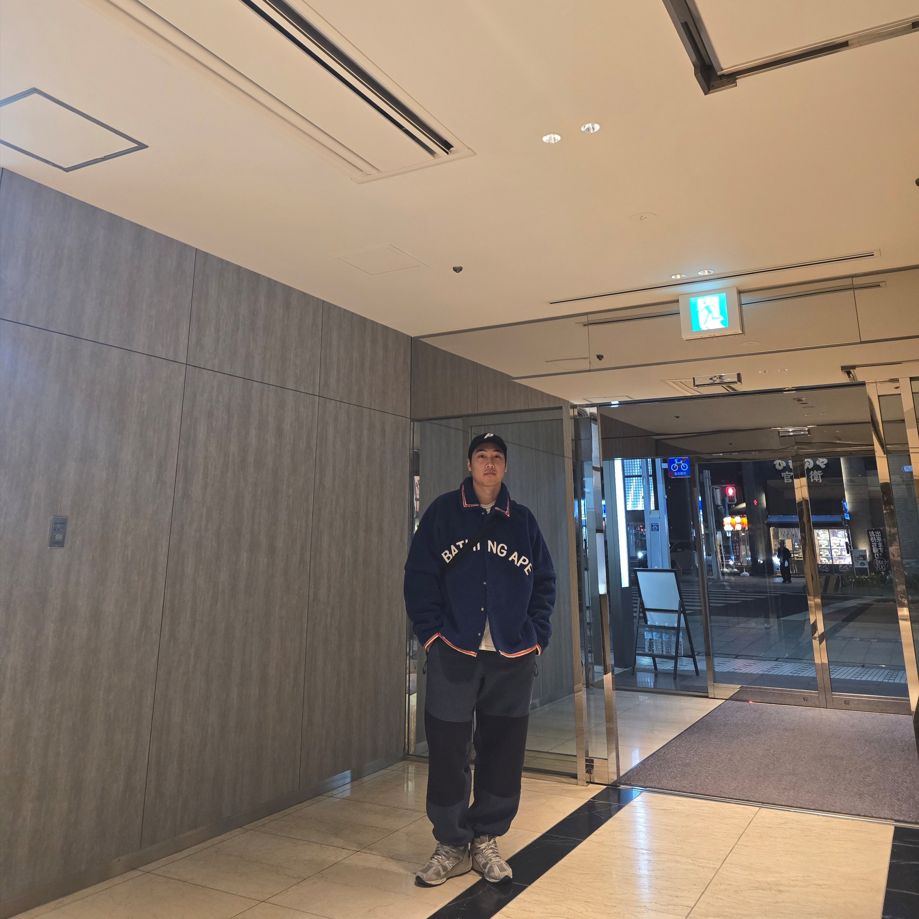 Palace P 6-Panel Black, BAPE x Kazuki Kuraishi Sherpa Detachable Coach Jacket Navy 착용 스타일 - 2