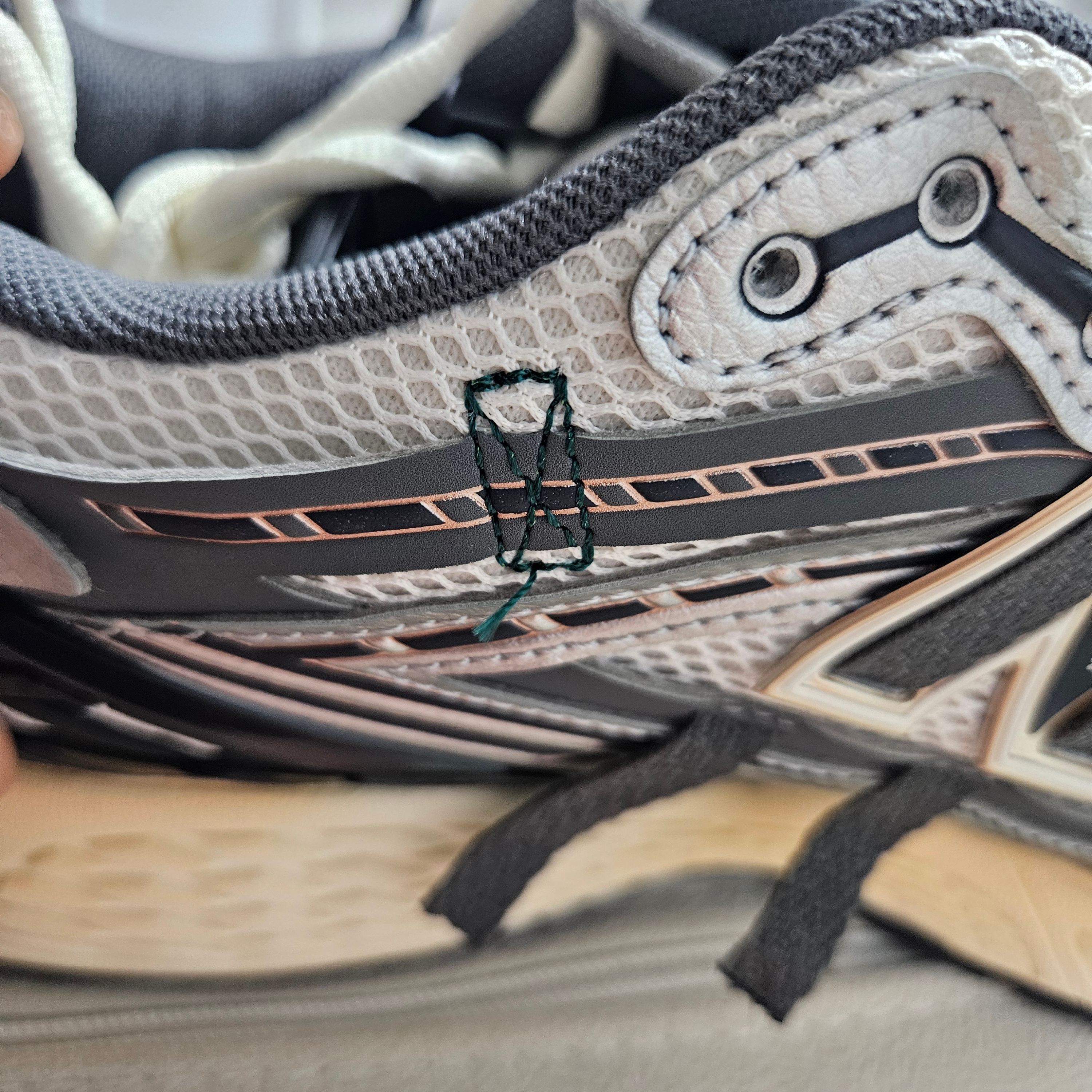 New Balance 1906A Silver Metallic Castlerock 착용 스타일 - 2