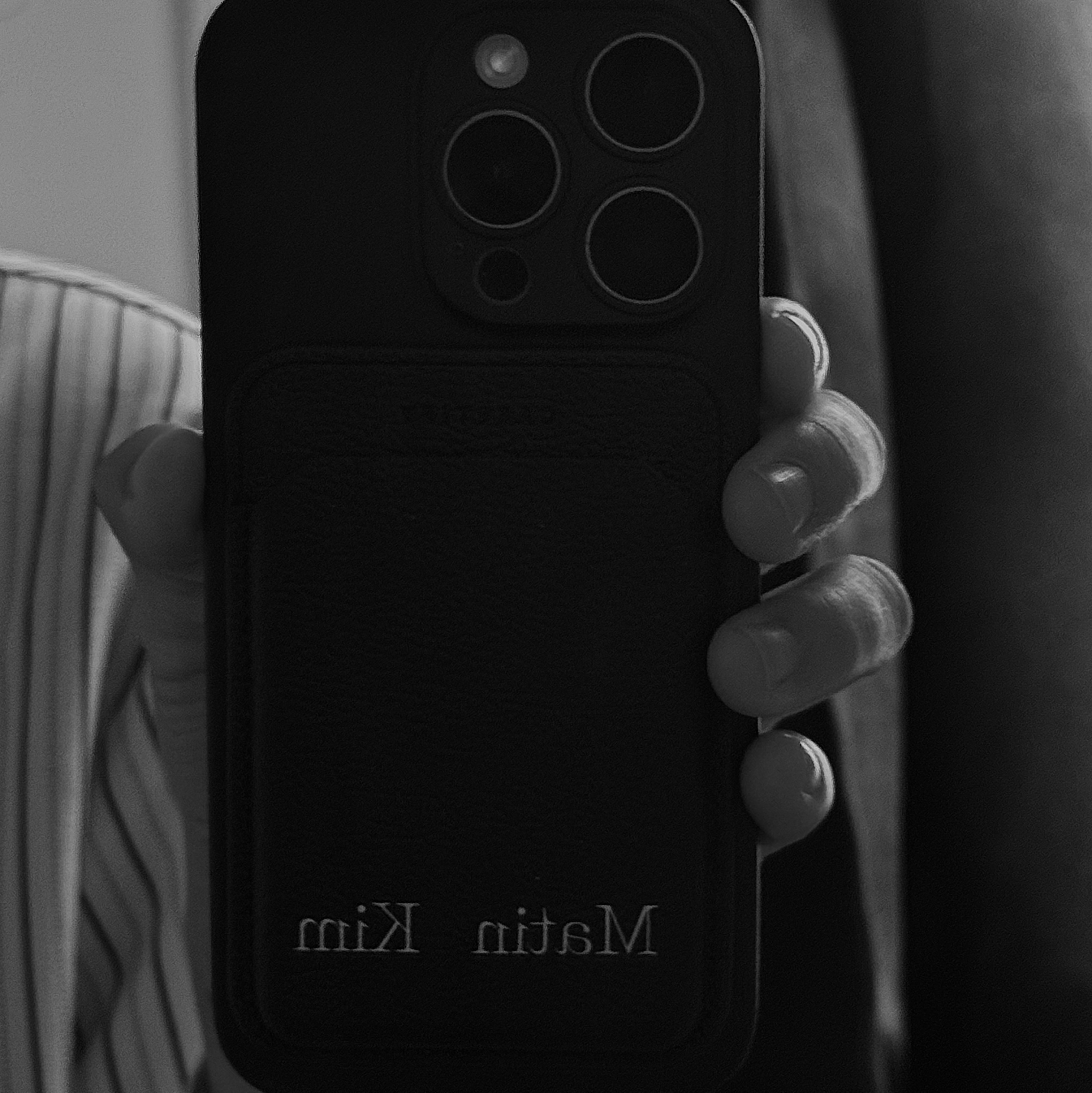 Casetify x Matin Kim Basic Logo MagSafe Wallet Black 착용 스타일 - 2