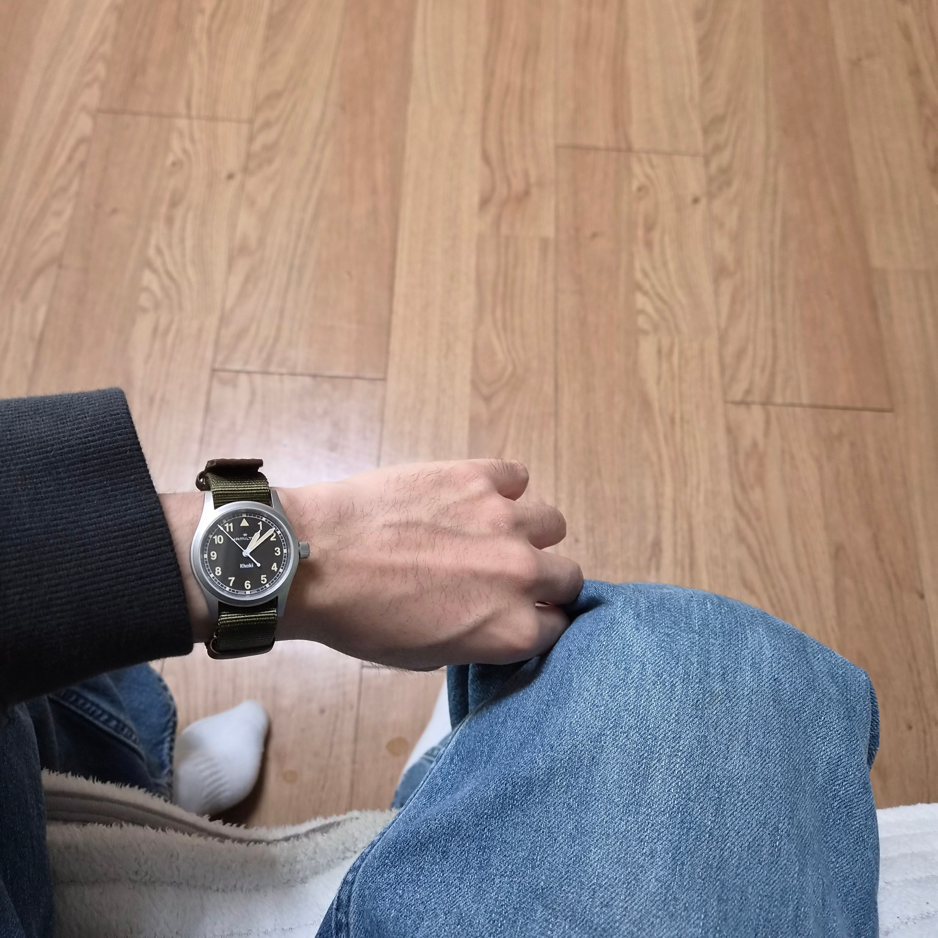 Hamilton Khaki Field Quartz 33mm Nato Strap Black 착용 스타일