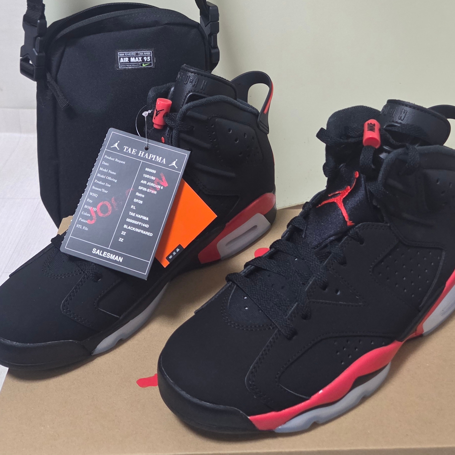 Jordan 6 Retro Infrared Salesman Black and Light Crimson 착용 스타일