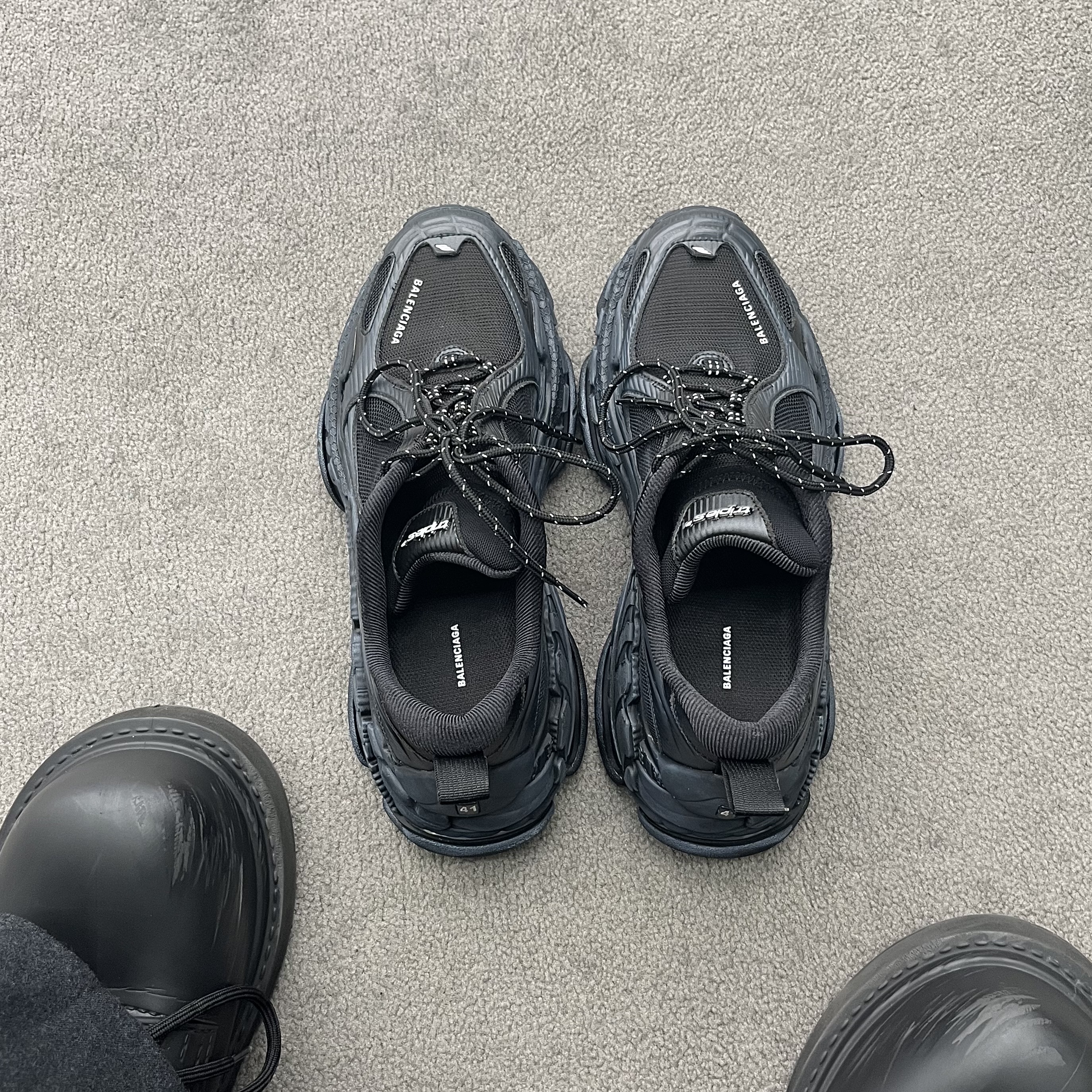 Balenciaga Triple S.2 Gradient Sneakers Grey, Balenciaga Triple S.2 Sneaker In Black Dark Grey 착용 스타일 - 1
