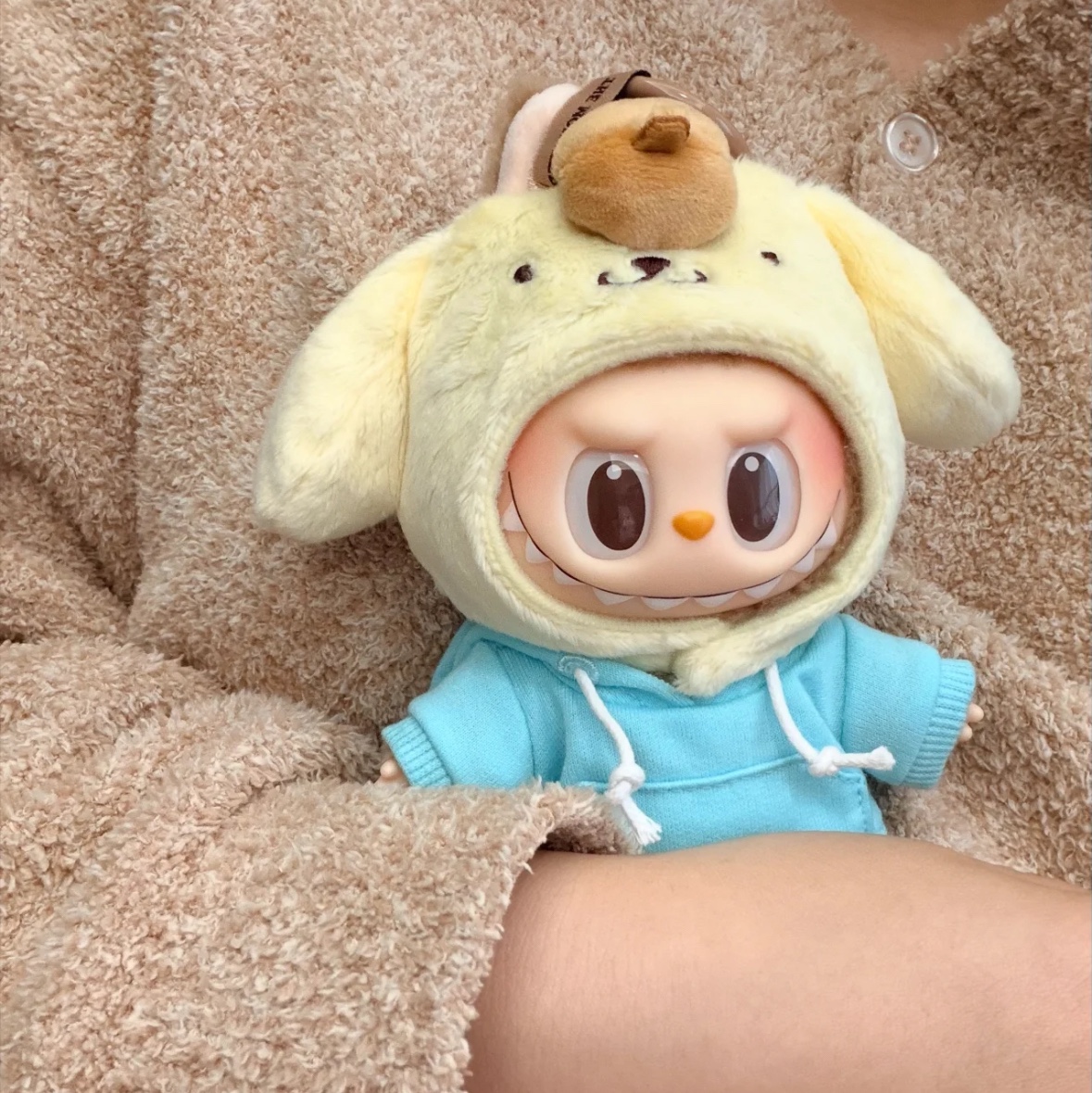 Pop Mart Labubu The Monsters x Hello Kitty And Friends Series Plush Pendant Pompompurin (Opened Case) 착용 스타일