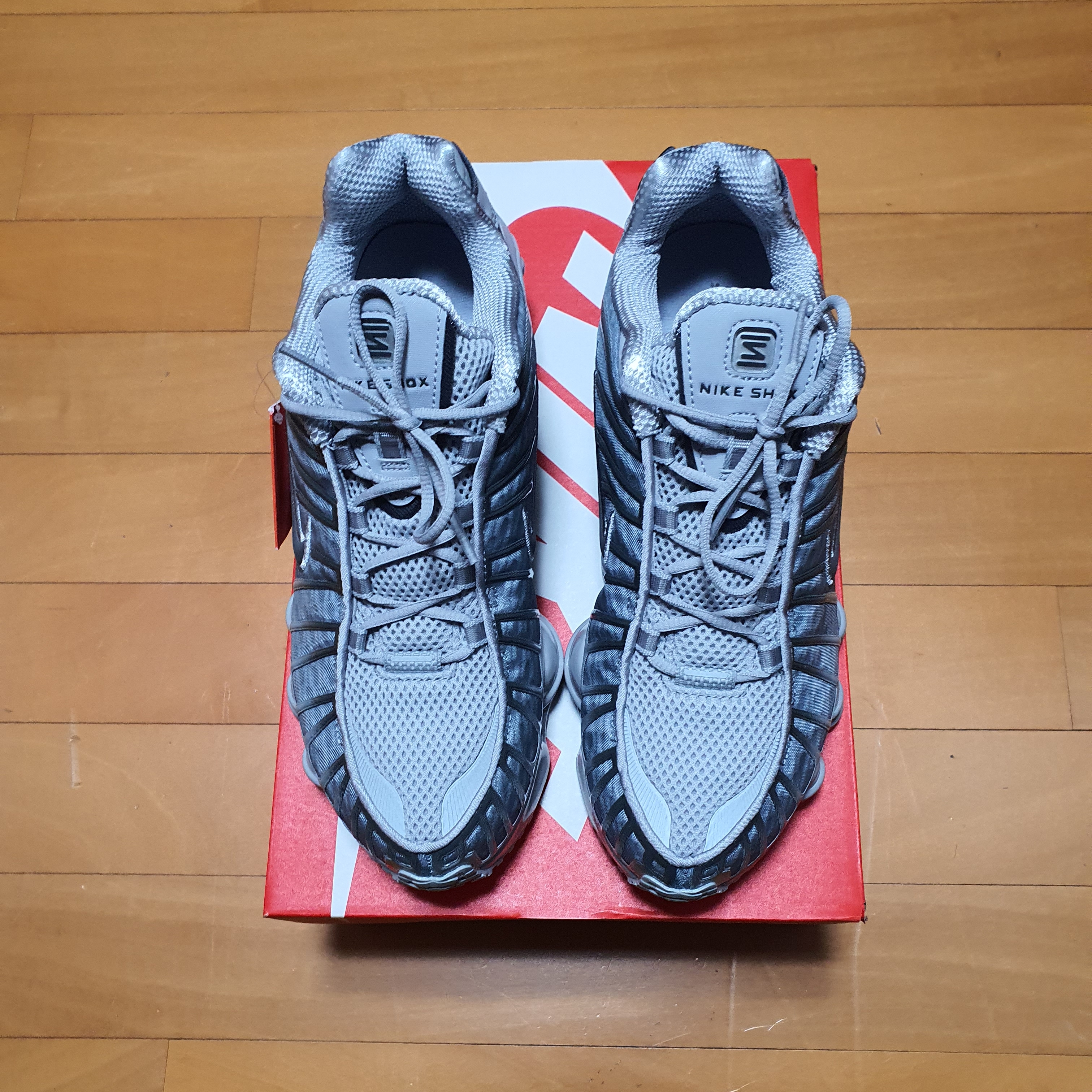Nike Shox TL Wolf Grey Iron Grey 착용 스타일