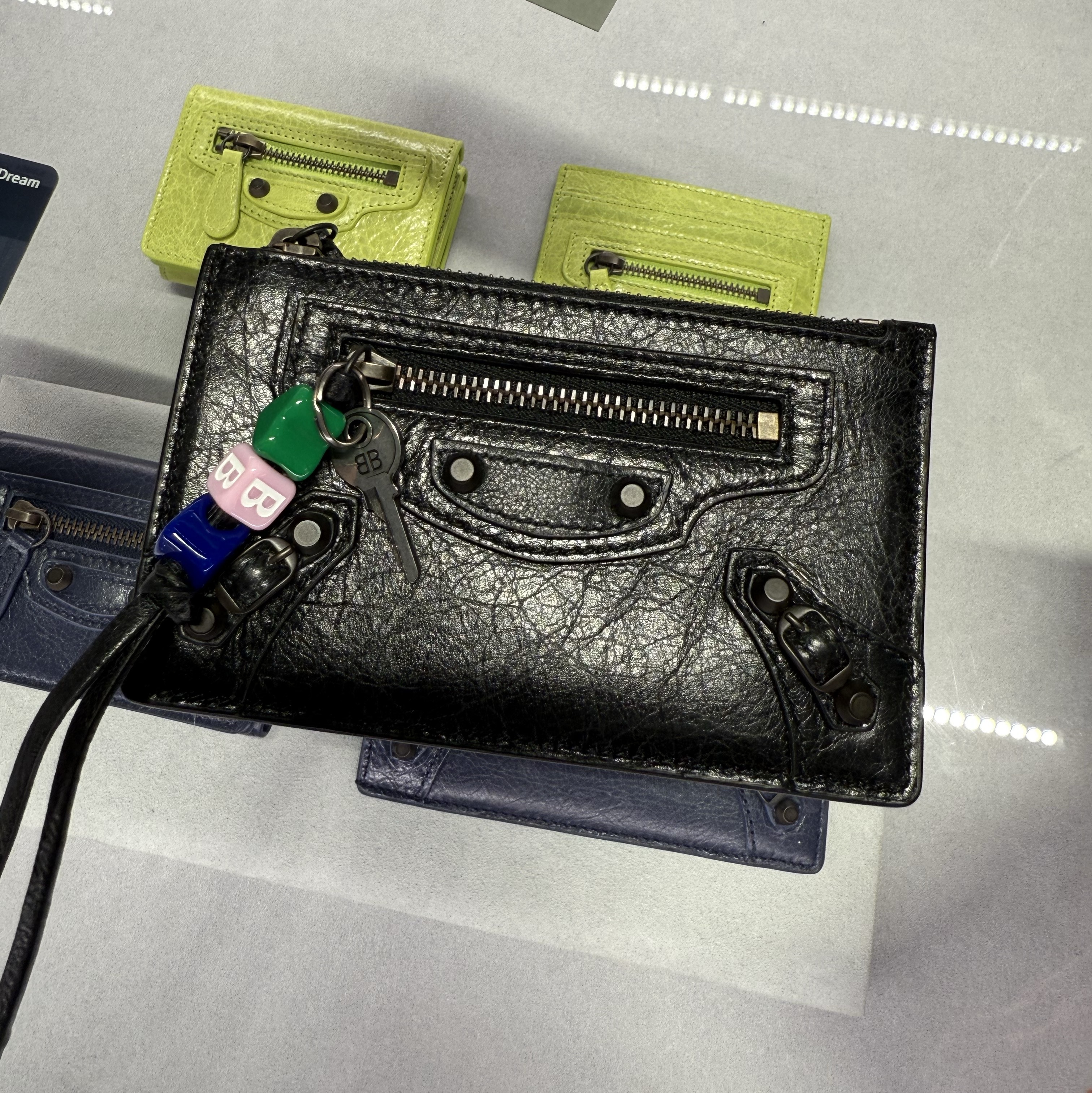 Balenciaga Le City Long Leather Card Holder Black 착용 스타일