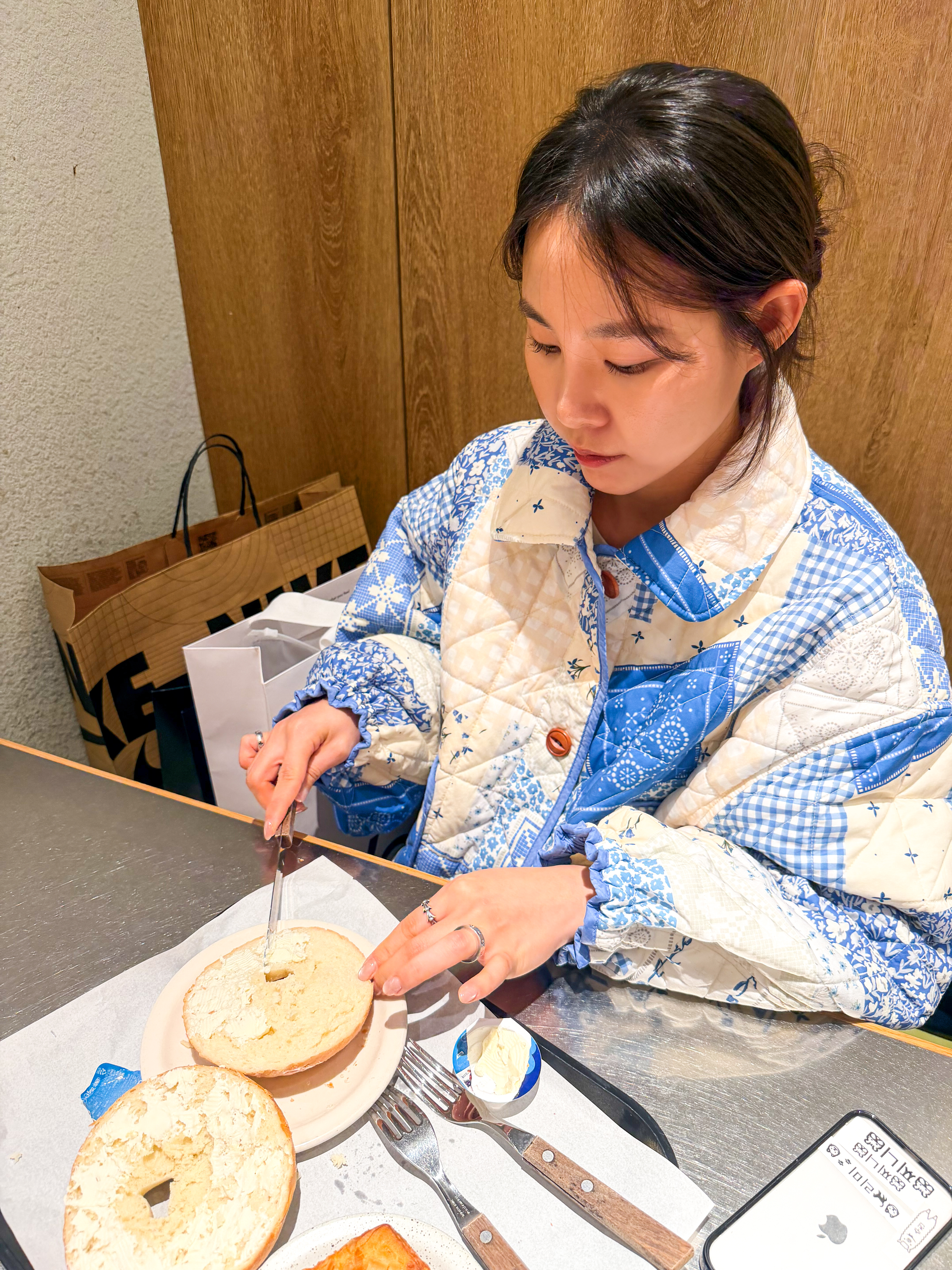 Vivienne Westwood Velvet Archive Medium Yasmine Hand Bag Black 착용 스타일 - 4