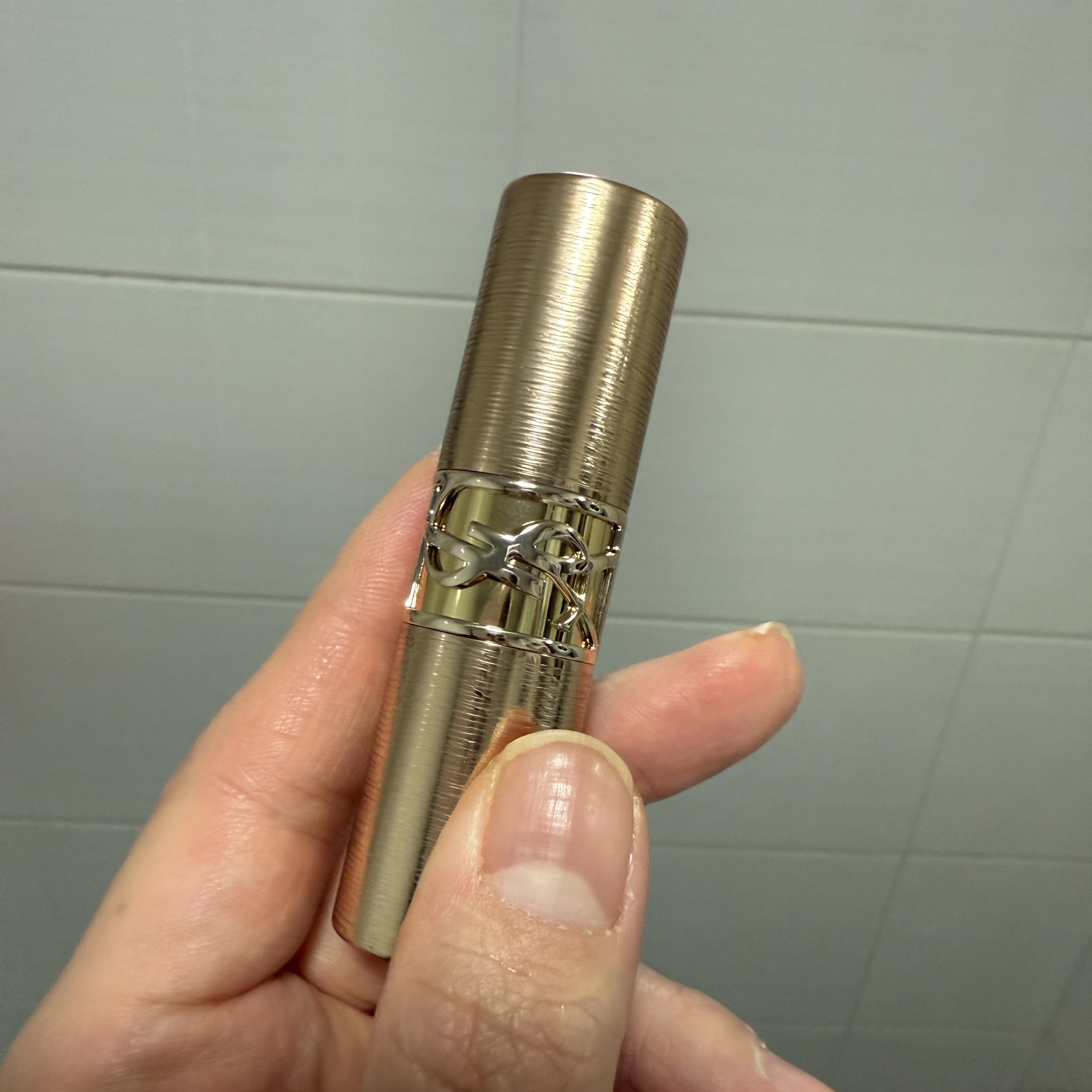 Yves Saint Laurent Holiday Limited Edition Candy Glaze Lip Gloss Stick 22 Shimmer Rose 착용 스타일