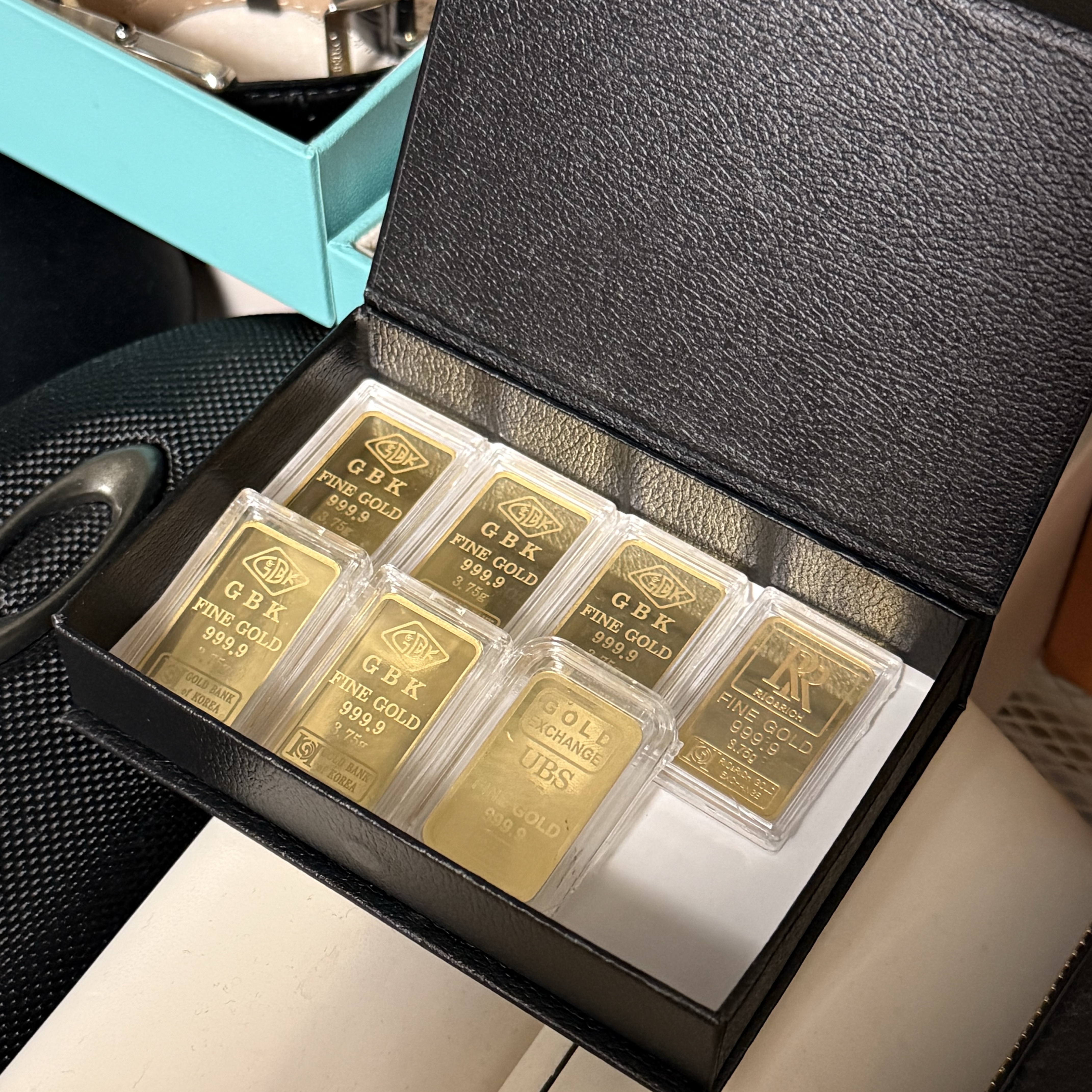 Gold The Three Major Hallmarks Gold Bar 3.75g (Random Design) 착용 스타일