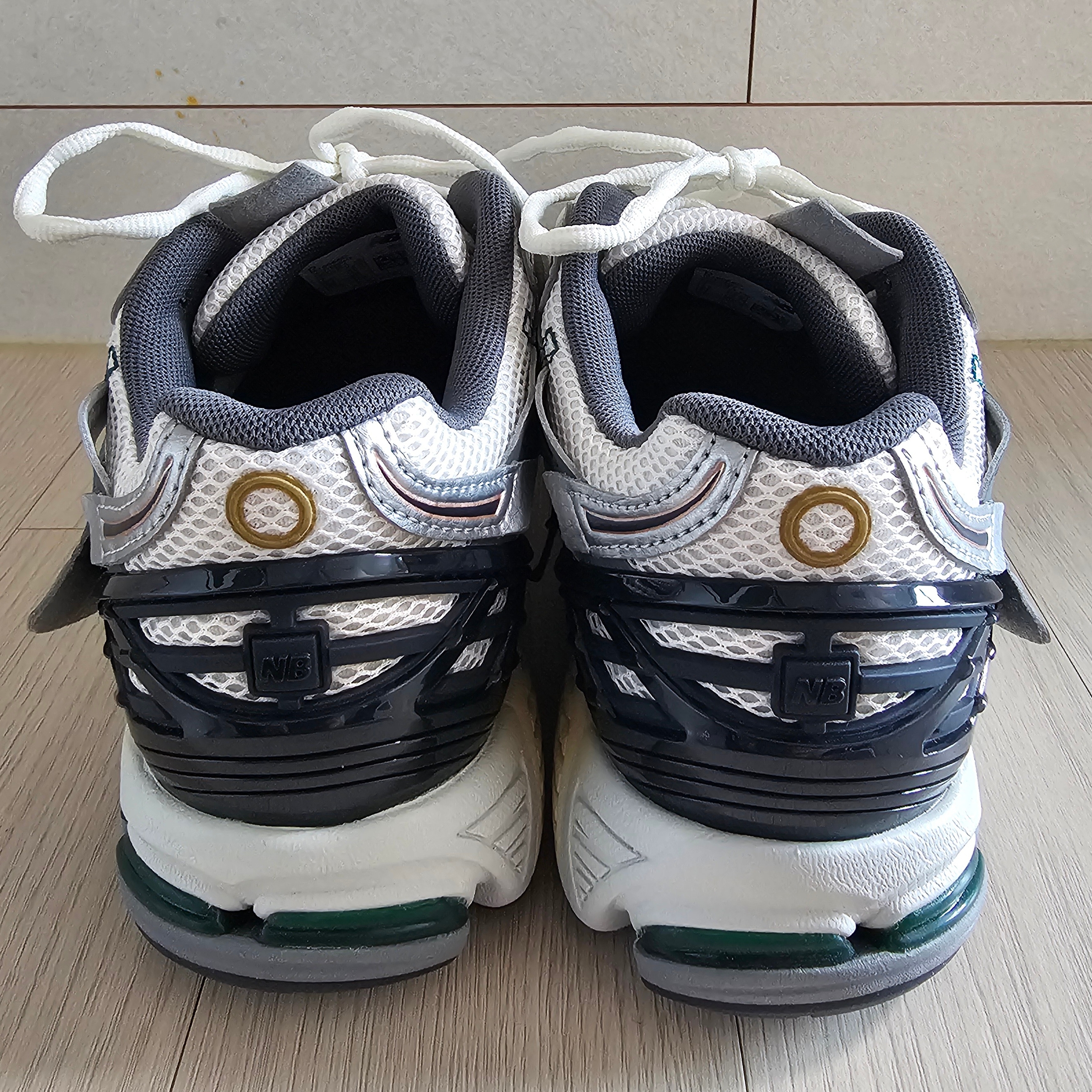 New Balance 1906A Silver Metallic Castlerock 착용 스타일 - 2