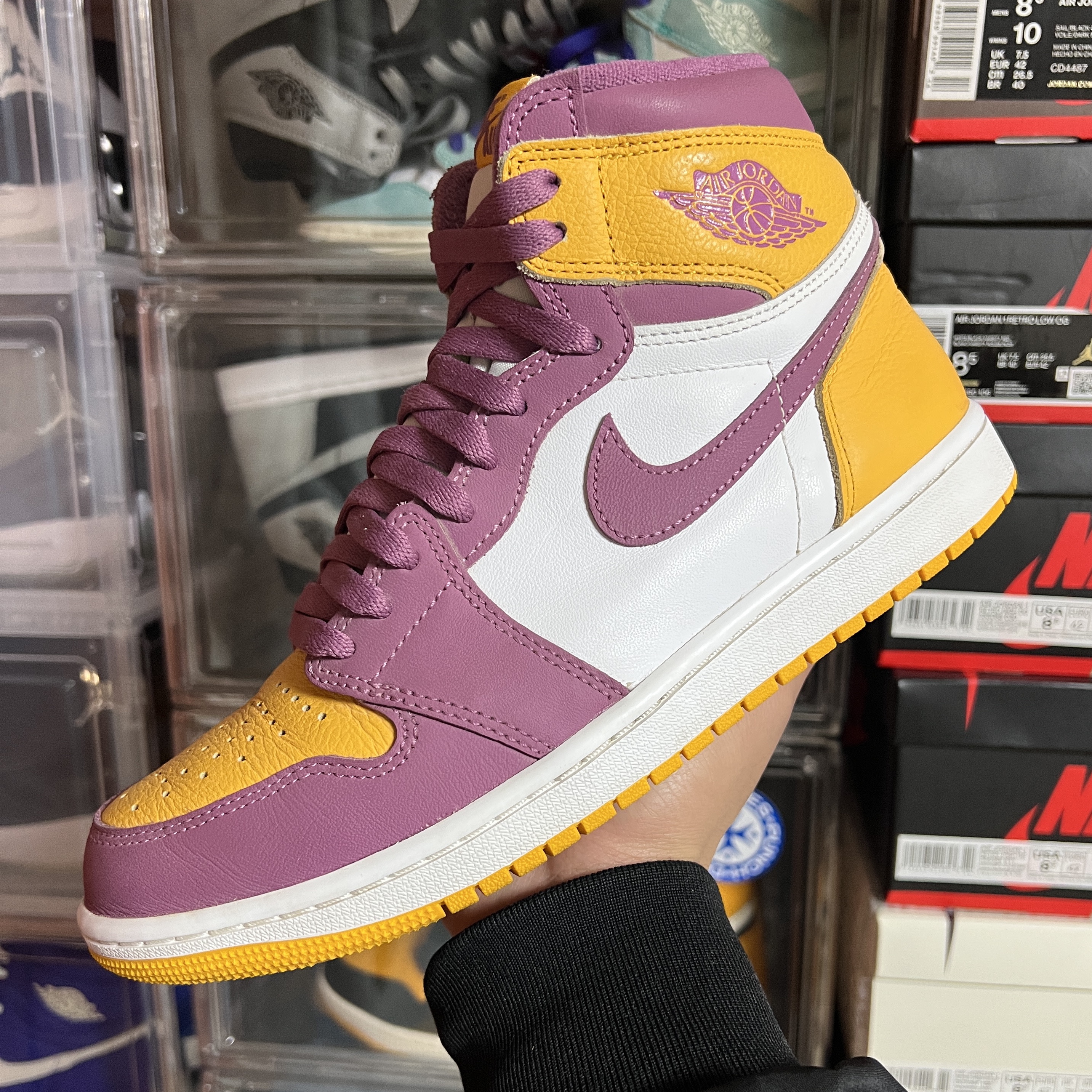 Jordan 1 Retro High OG University Gold Light Bordeaux 착용 스타일 - 1