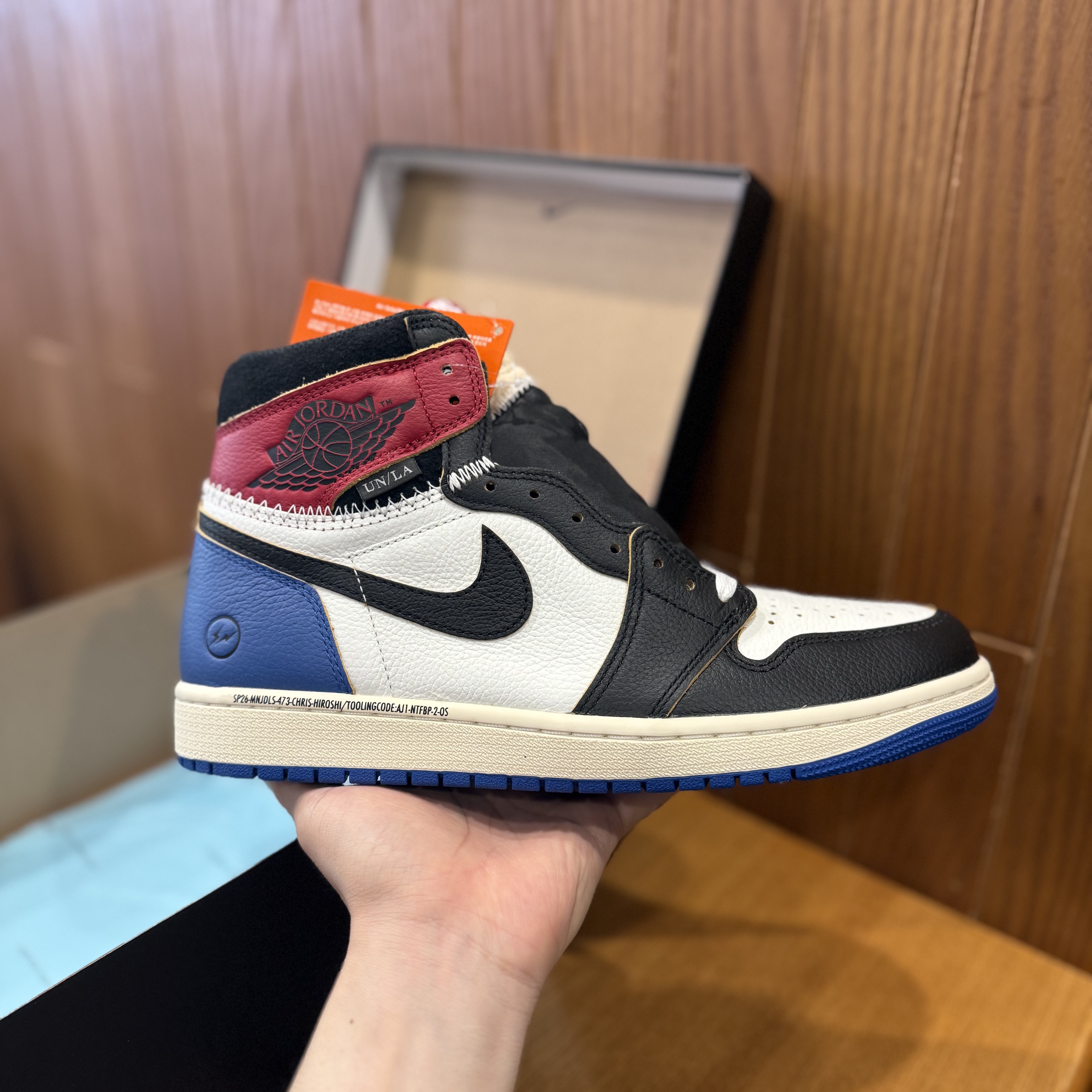 Jordan 1 x Fragment x Union LA Black and Varsity Red 착용 스타일