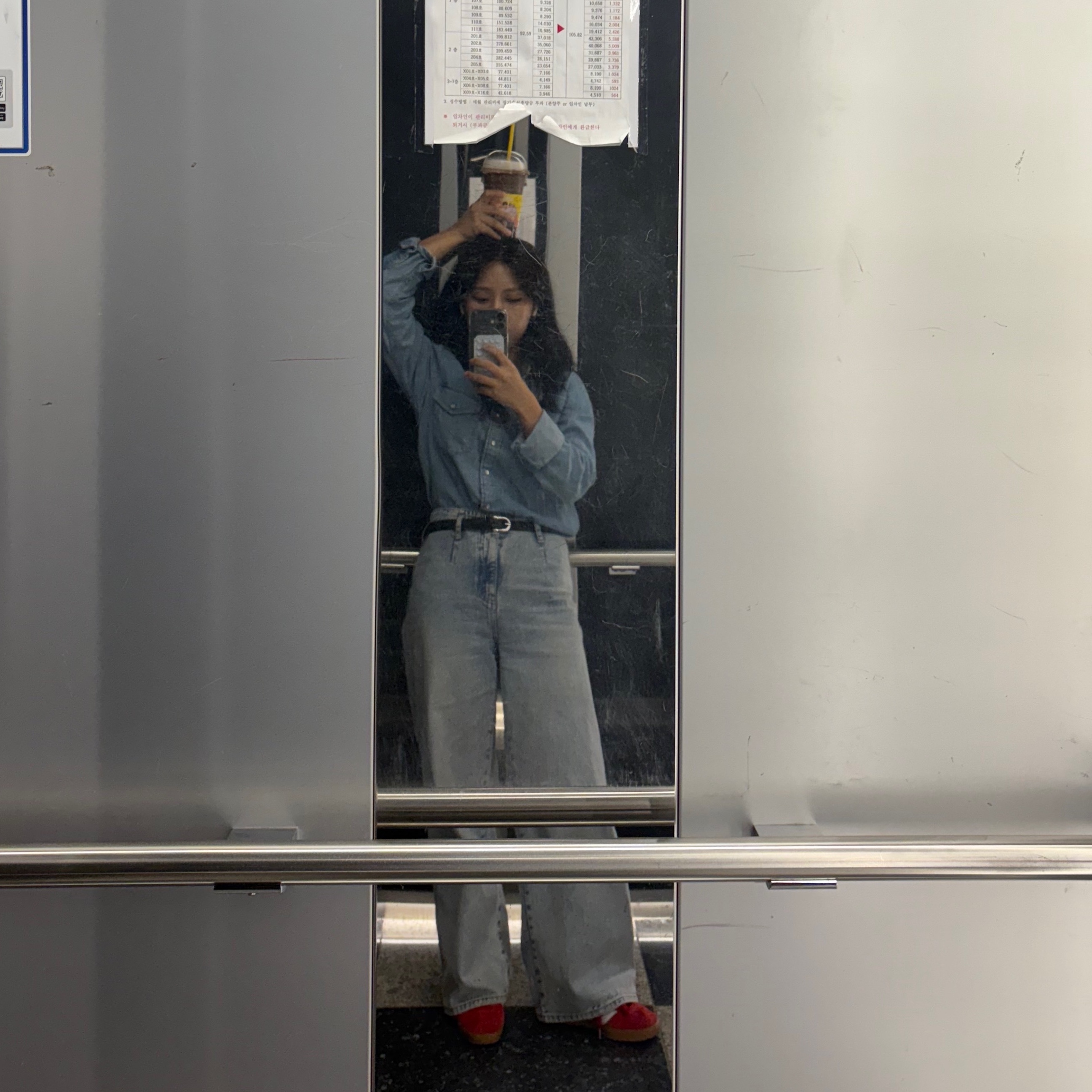 Adidas Gazelle Indoor Scarlet, Levi's Barstow Western Shirt Light Indigo 착용 스타일