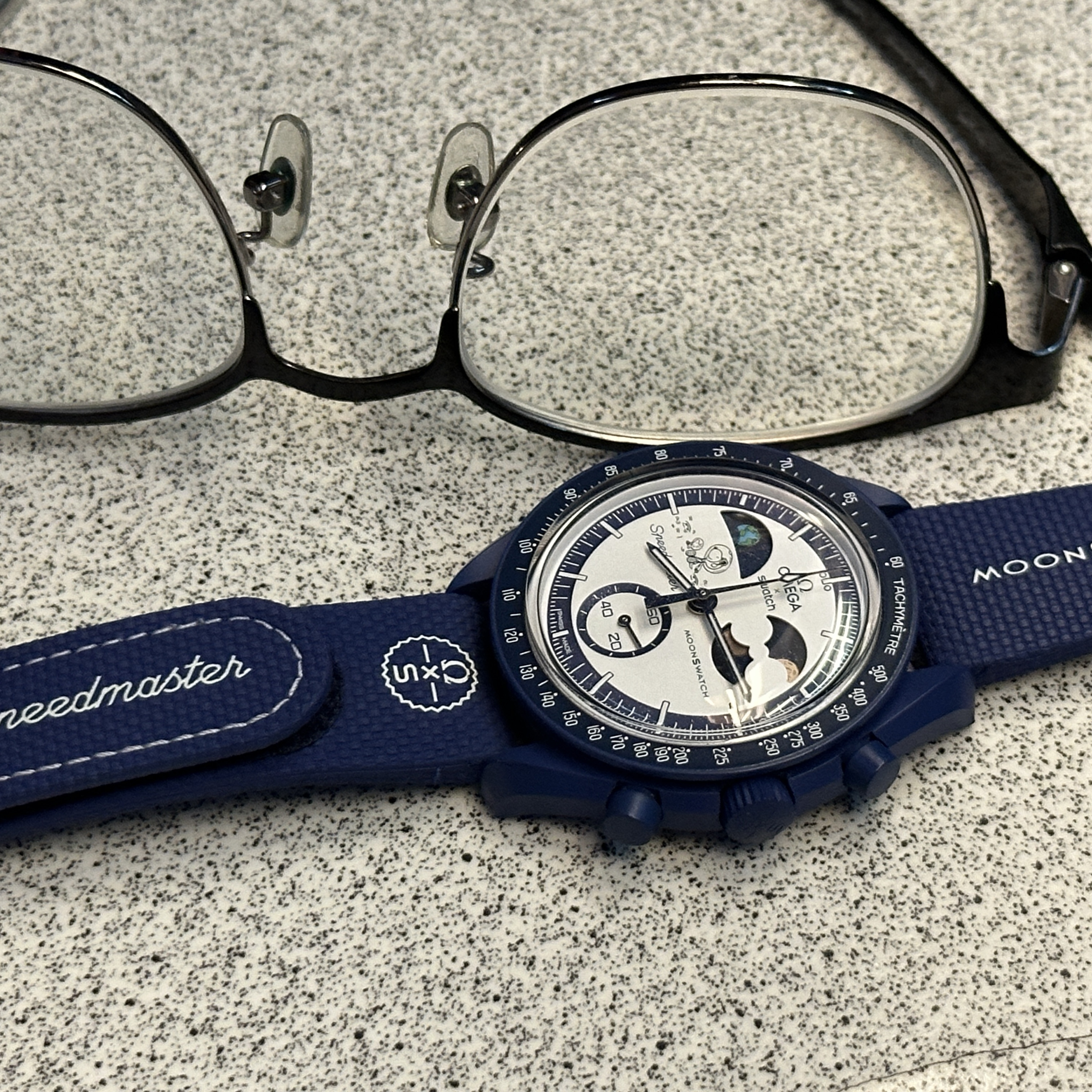 Swatch x Omega x Snoopy Bioceramic Moonswatch August's Mission To Earthphase 42mm Moonshine Gold 착용 스타일