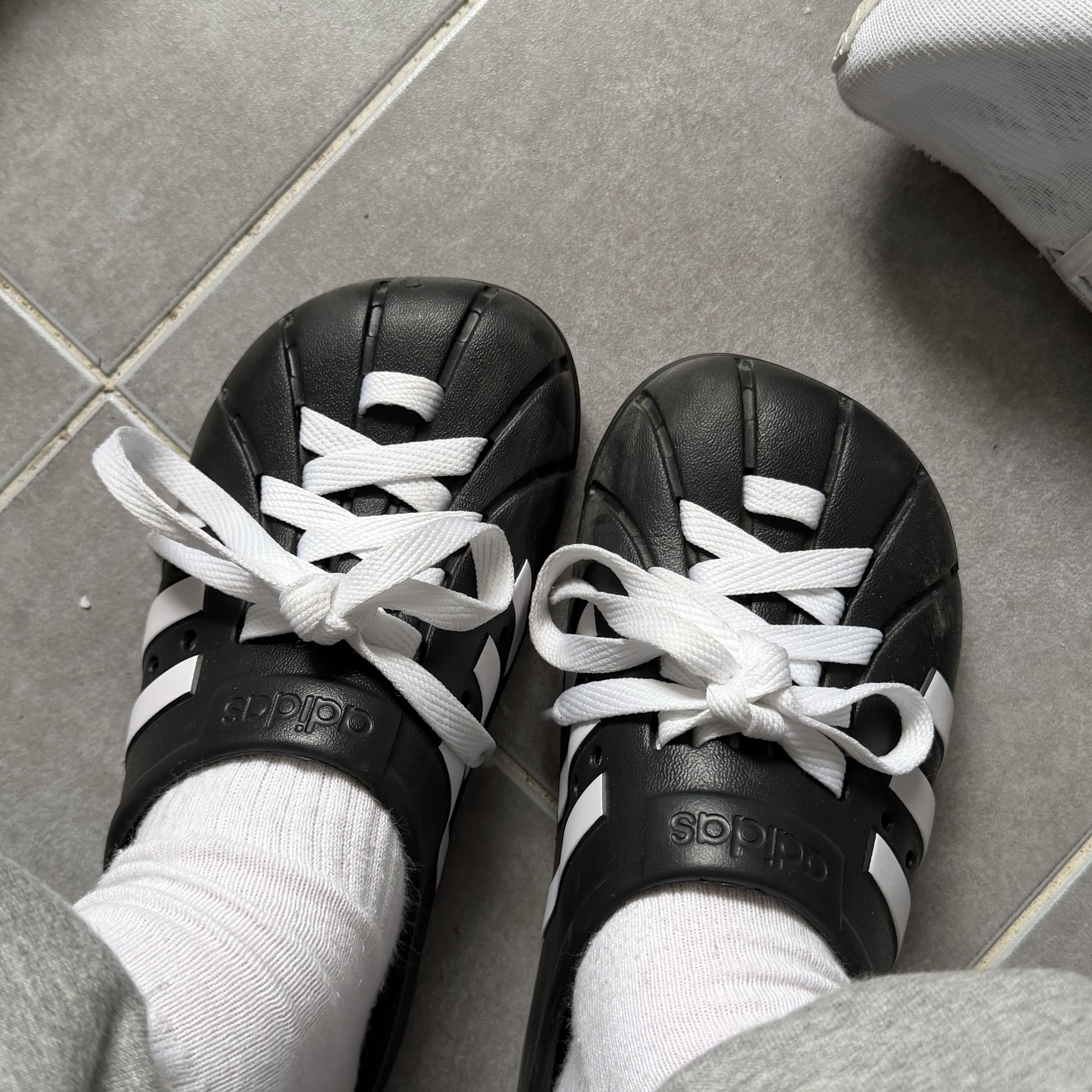 Adidas Adilette Clog Black White 착용 스타일 - 1