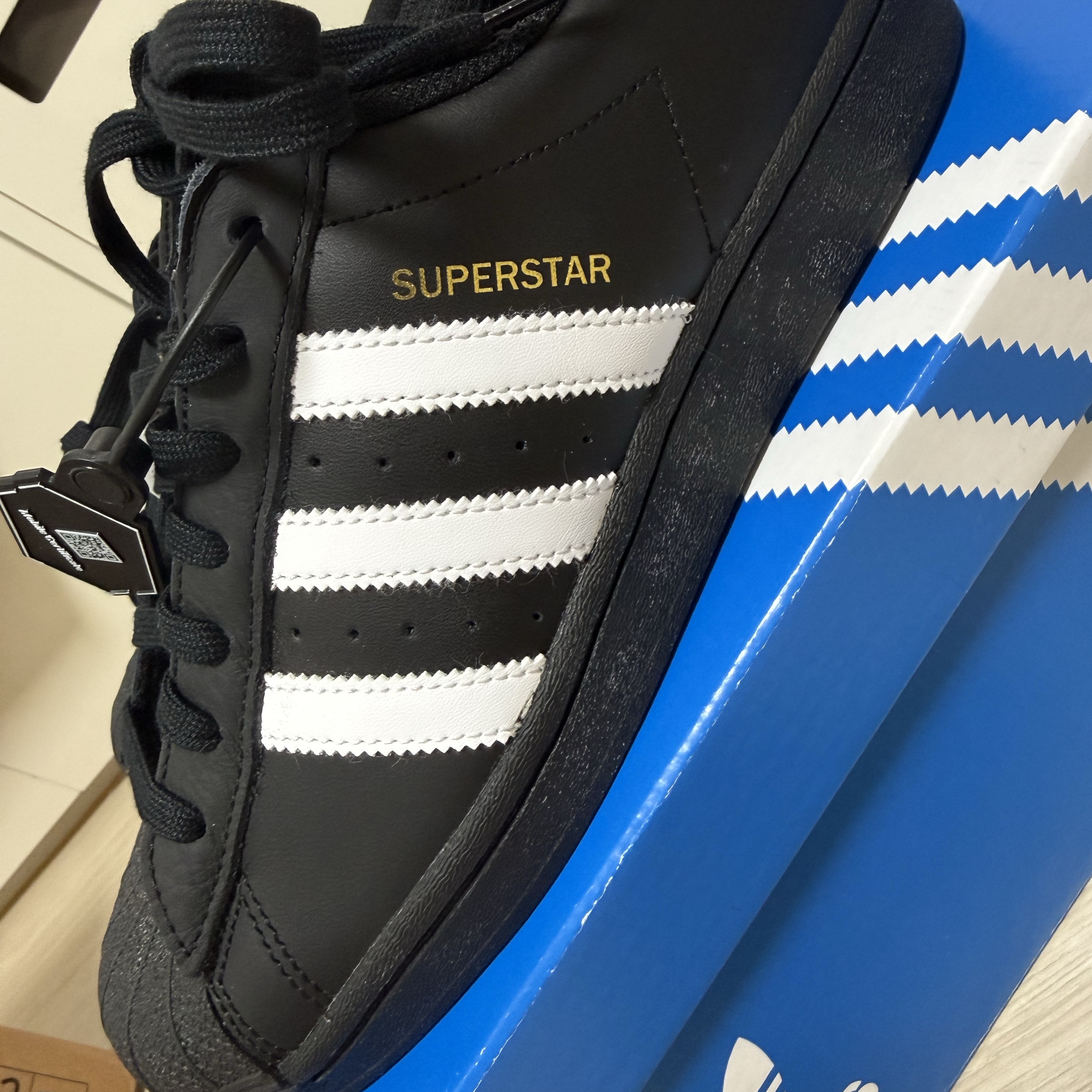 Adidas Superstar Core Black White 착용 스타일
