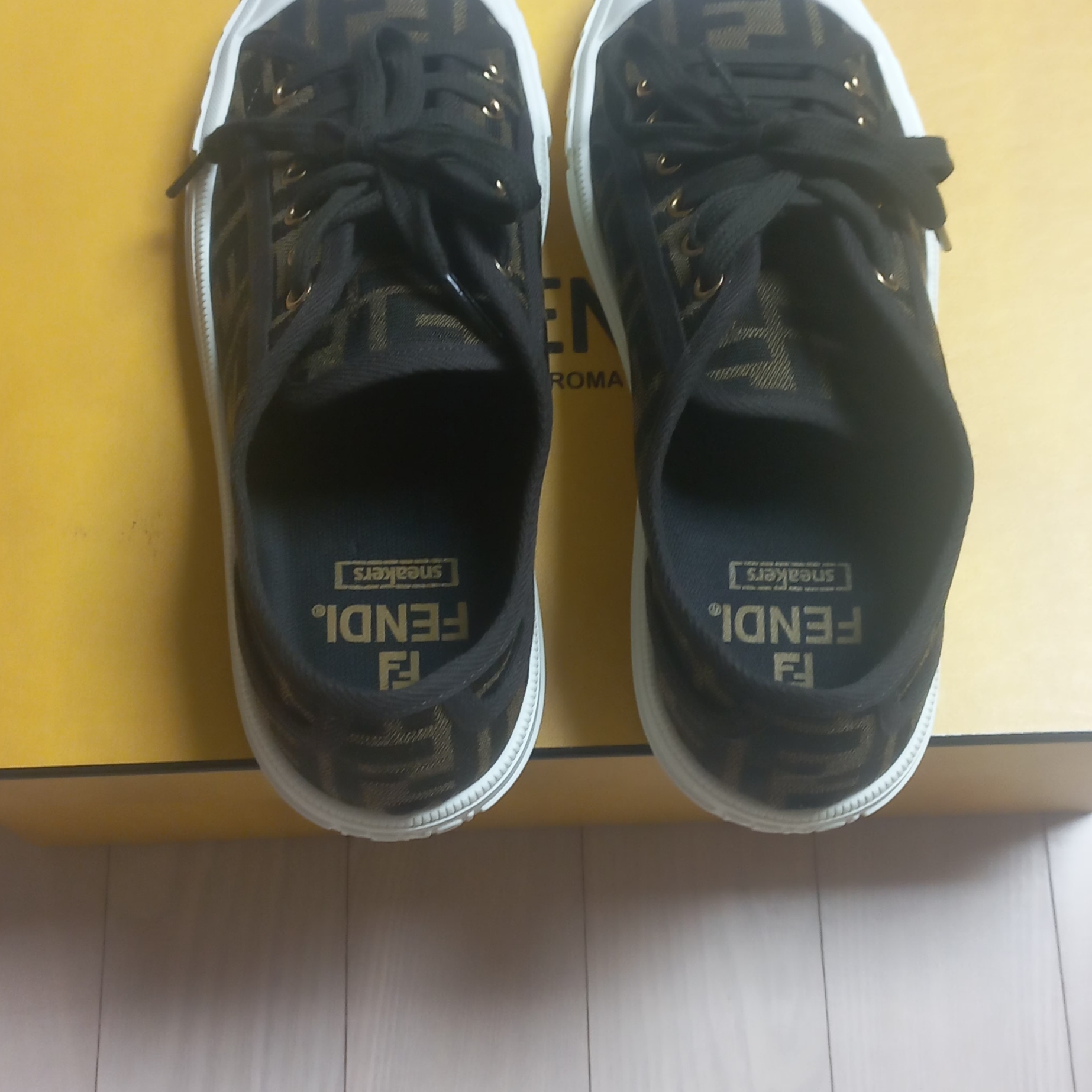 (W) Fendi Domino FF Fabric Low Top Sneakers Brown 착용 스타일