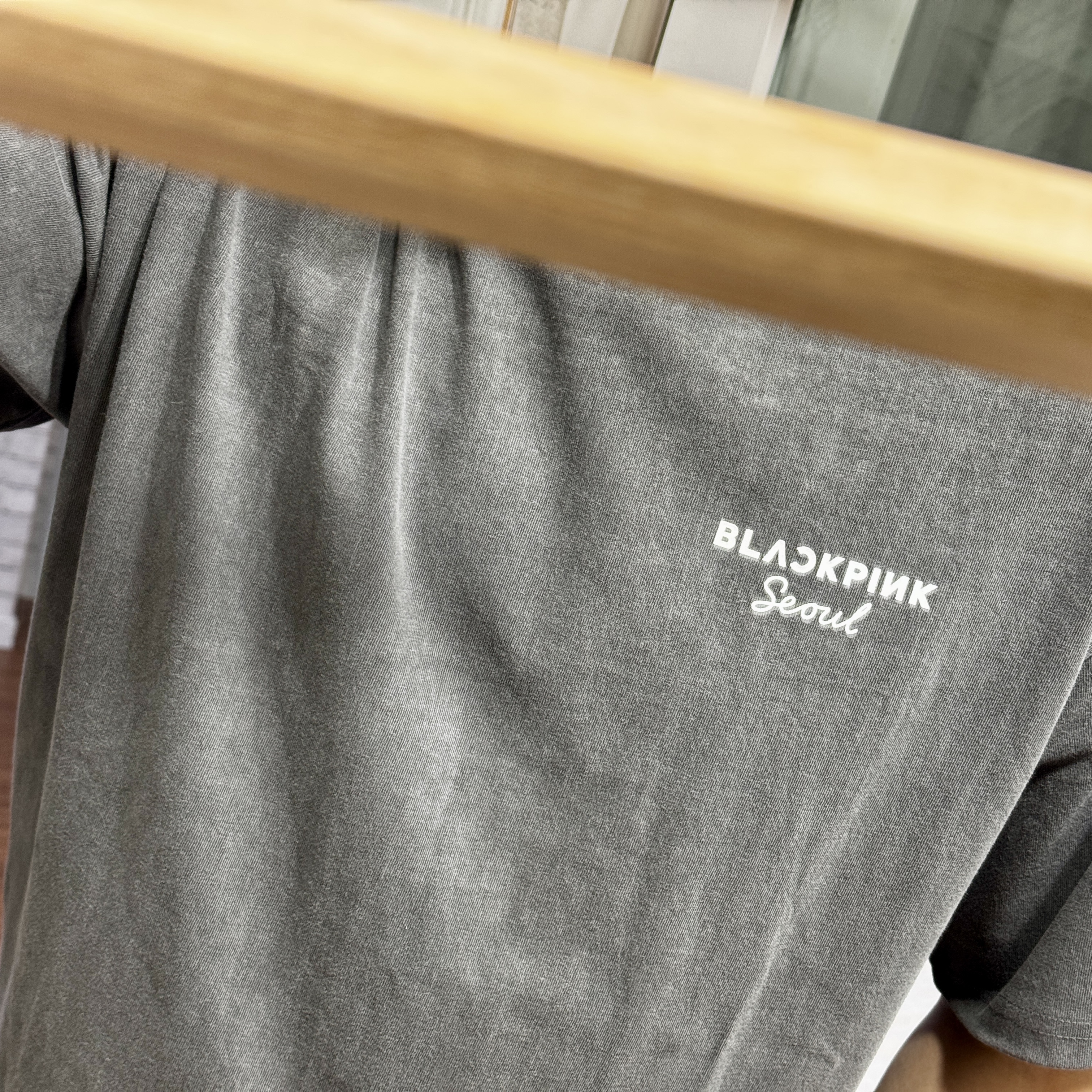 Blackpink Deadline Seoul T-Shirt Type1 Charcoal 착용 스타일 - 2