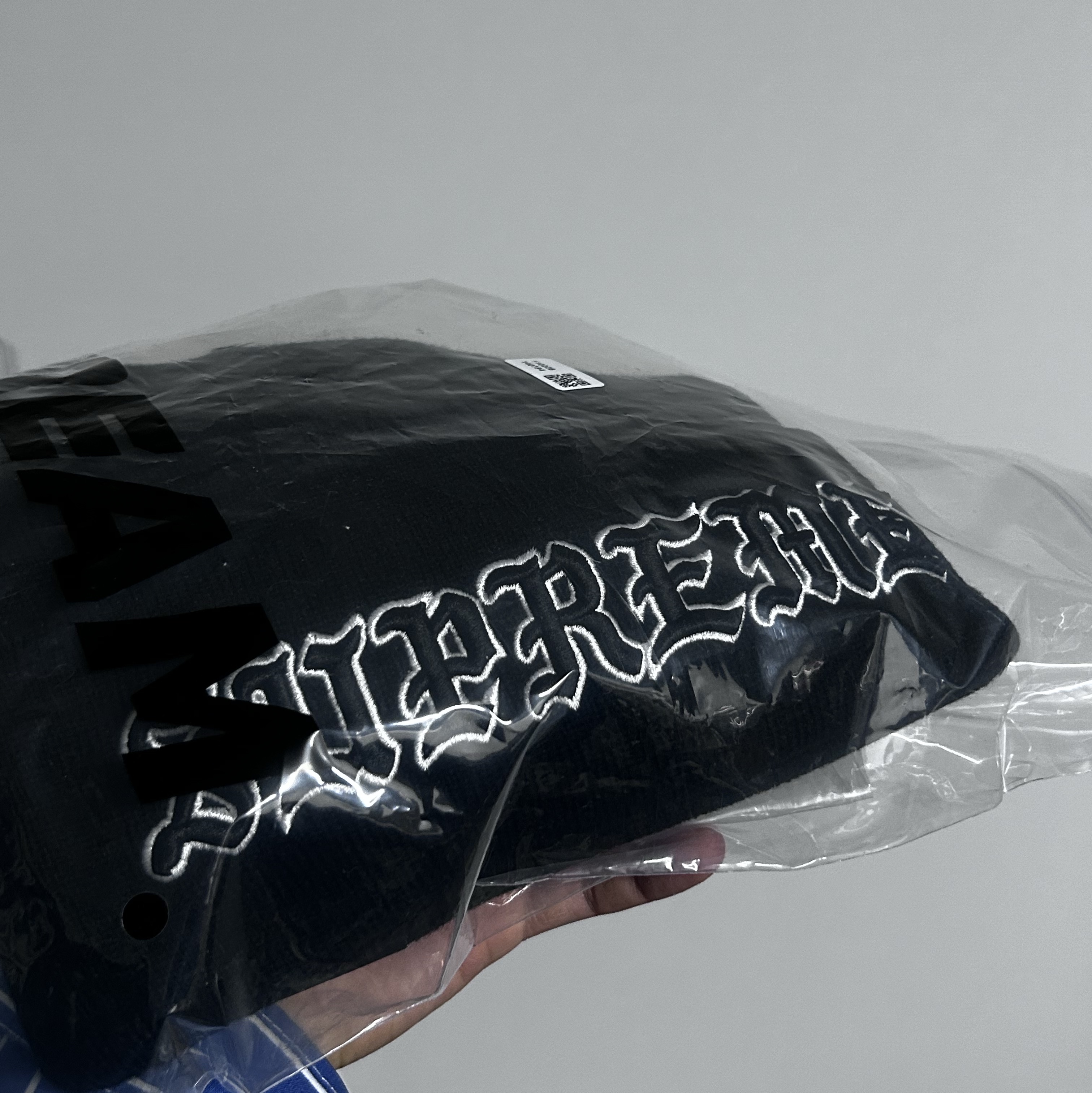 Supreme New Era Old English Beanie Black - 25FW 착용 스타일