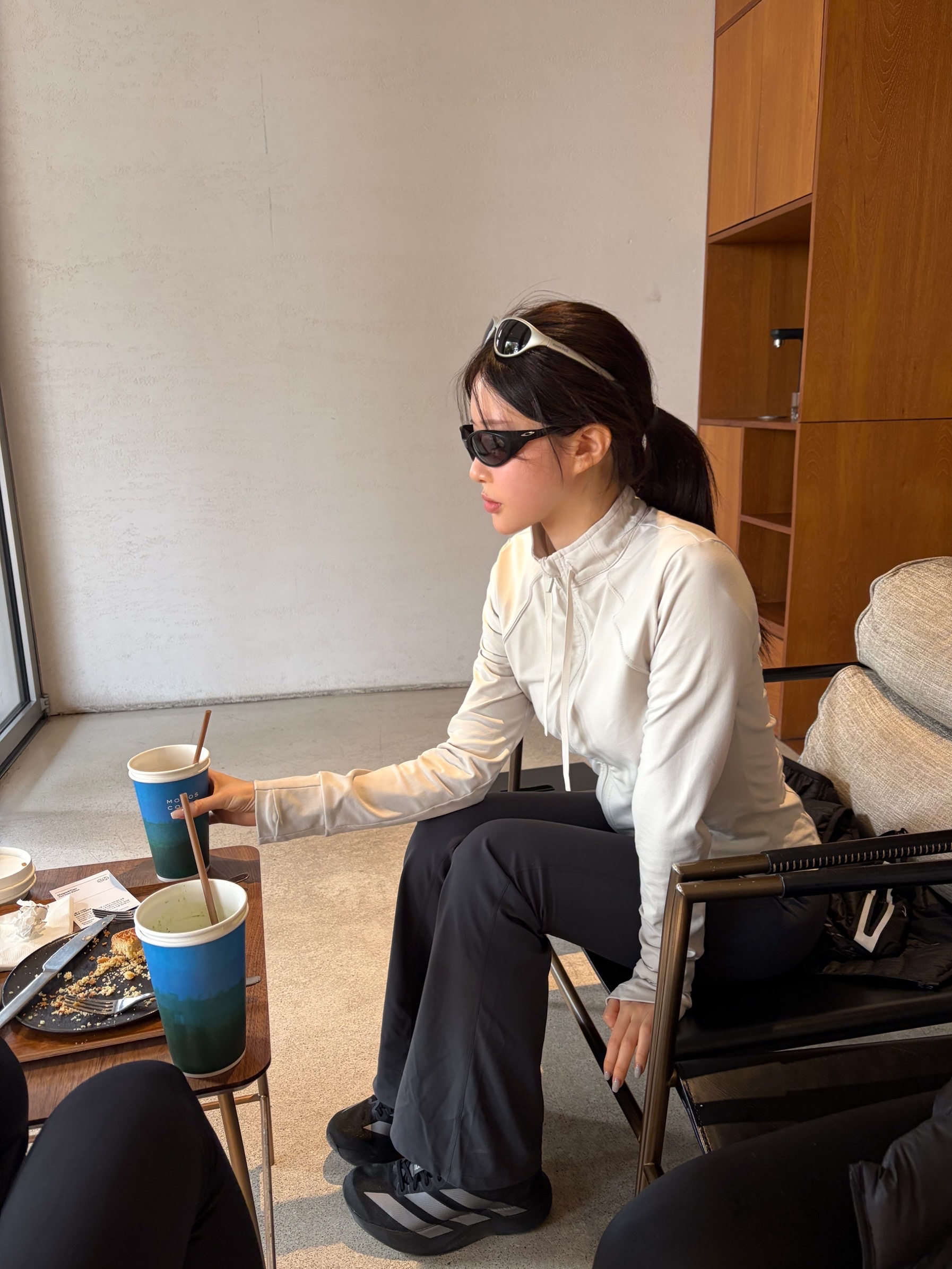 Montbell Trekking Glasses Silver Metallic Light Grey, Oakley Eye Jacket Redux Matte Black Frame Prizm Grey Lenses High Bridge Fit 착용 스타일