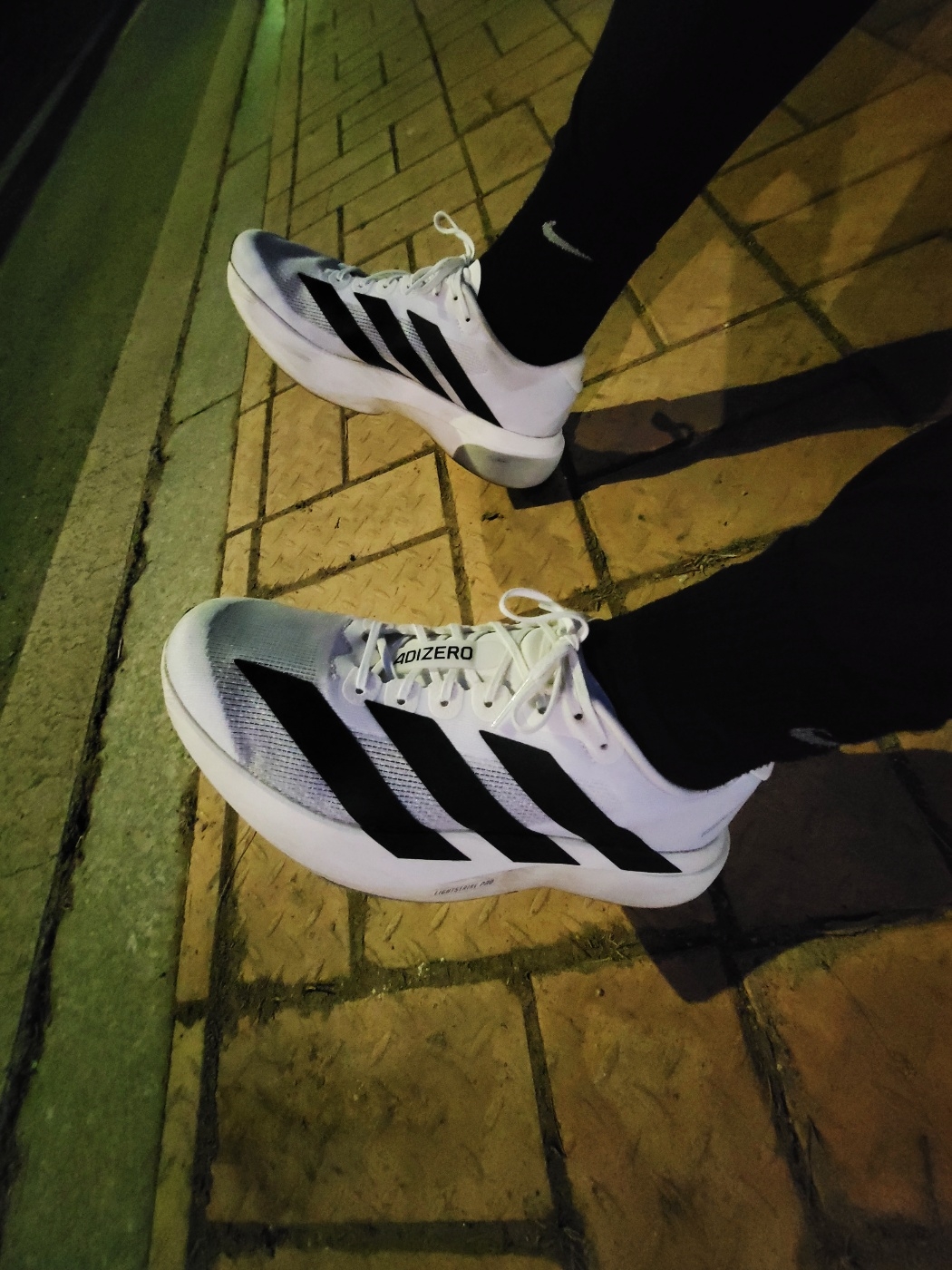 Adidas Adizero EVO SL Cloud White Core Black, Nike Everyday Cushioned Training Ankle Socks Black (6 Pack/Korean Ver.) 착용 스타일 - 1
