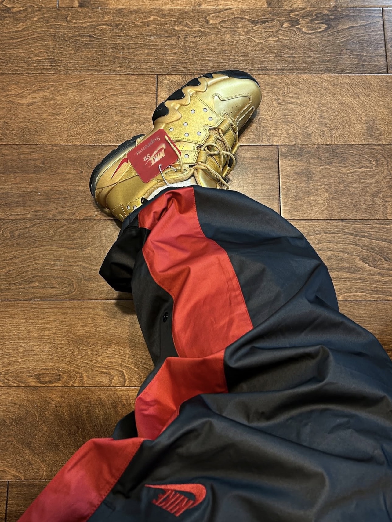 Nike x Supreme SB Air Max 2 CB 94 Low Metallic Gold Varisty Red Metallic Gold Black 착용 스타일 - 1