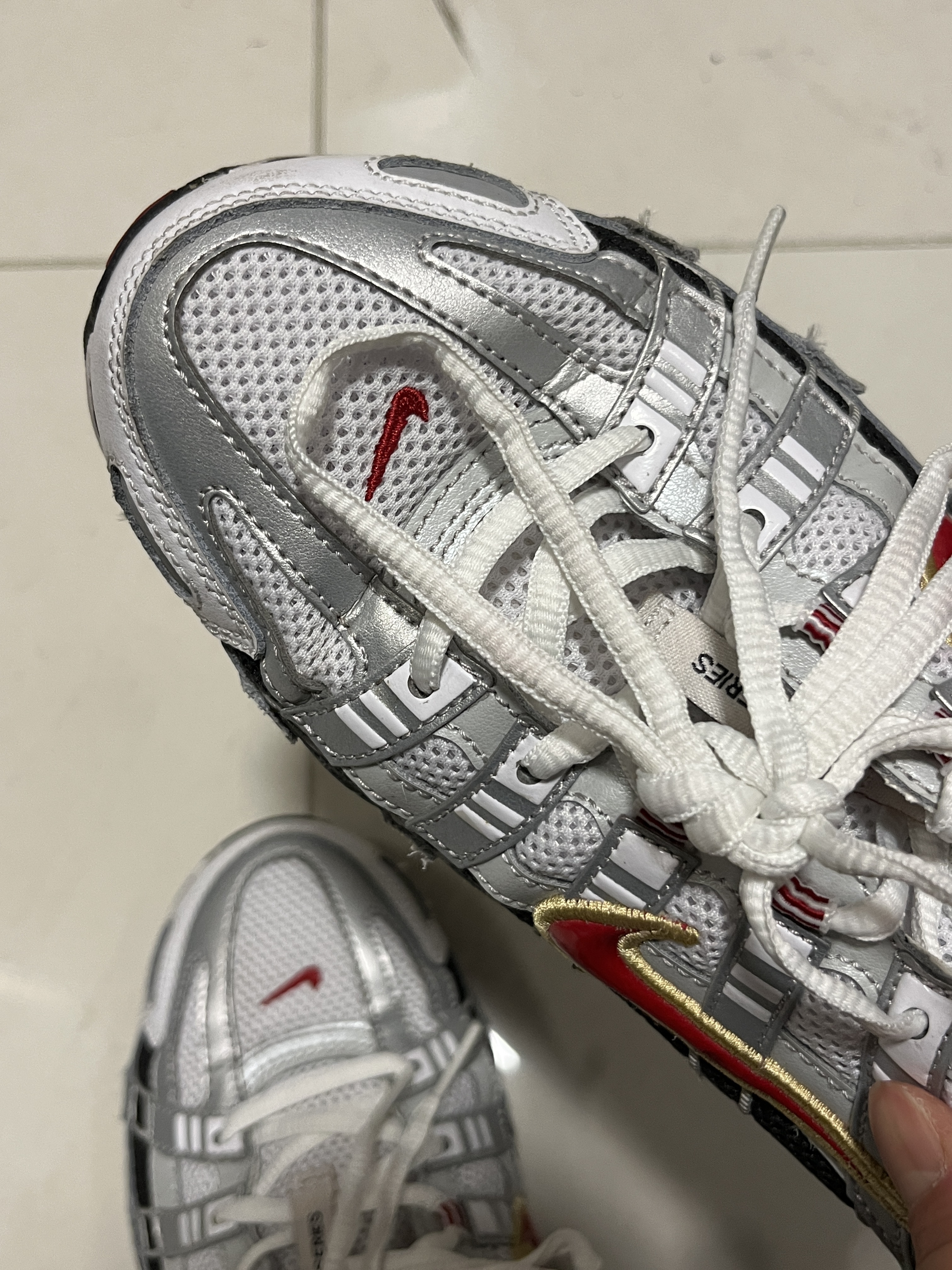 (W) Nike P-6000 Metallic Silver Red 착용 스타일 - 2