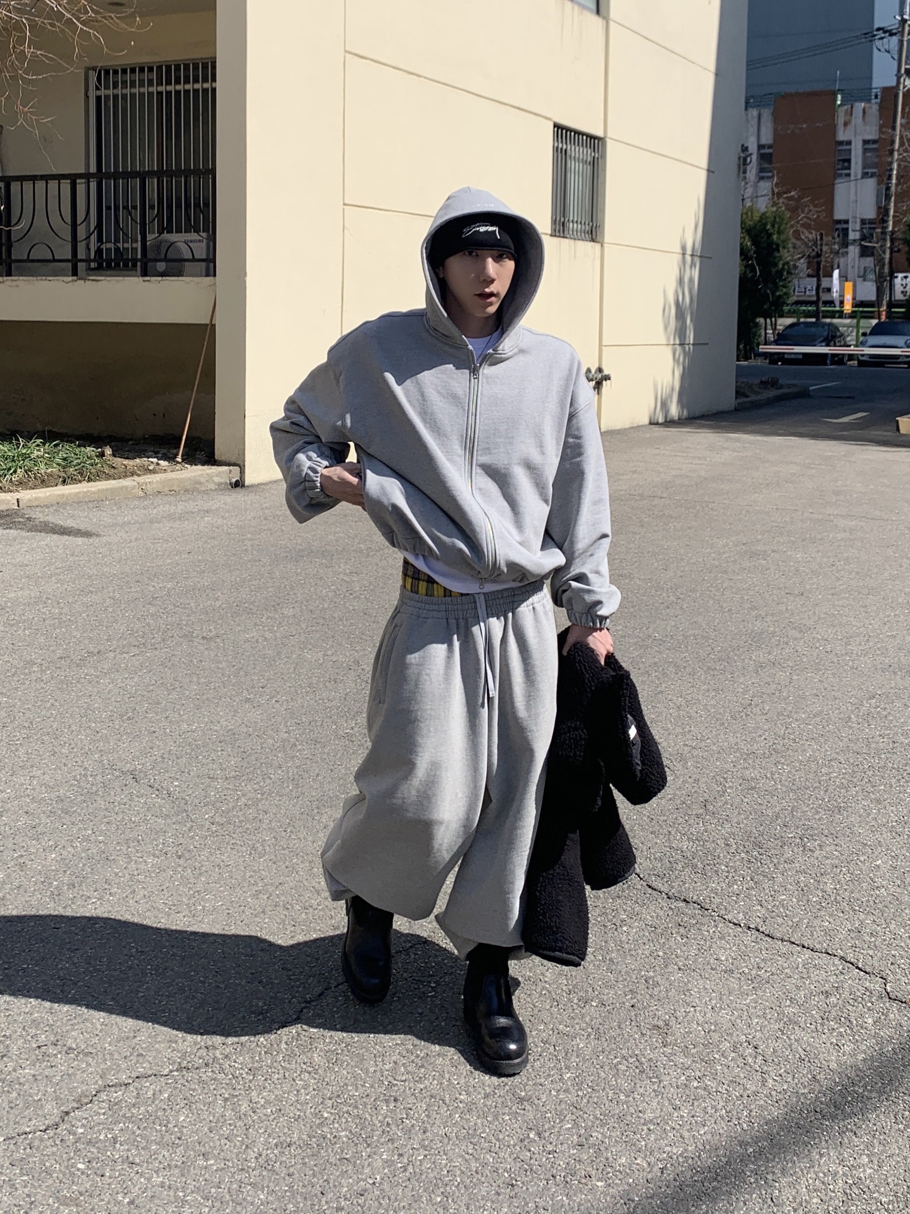 Stussy Skullcap Chain Stitch Rolled Edge Black, Our Legacy x Stussy Work Shop Work Boot Black Leather 착용 스타일 - 2