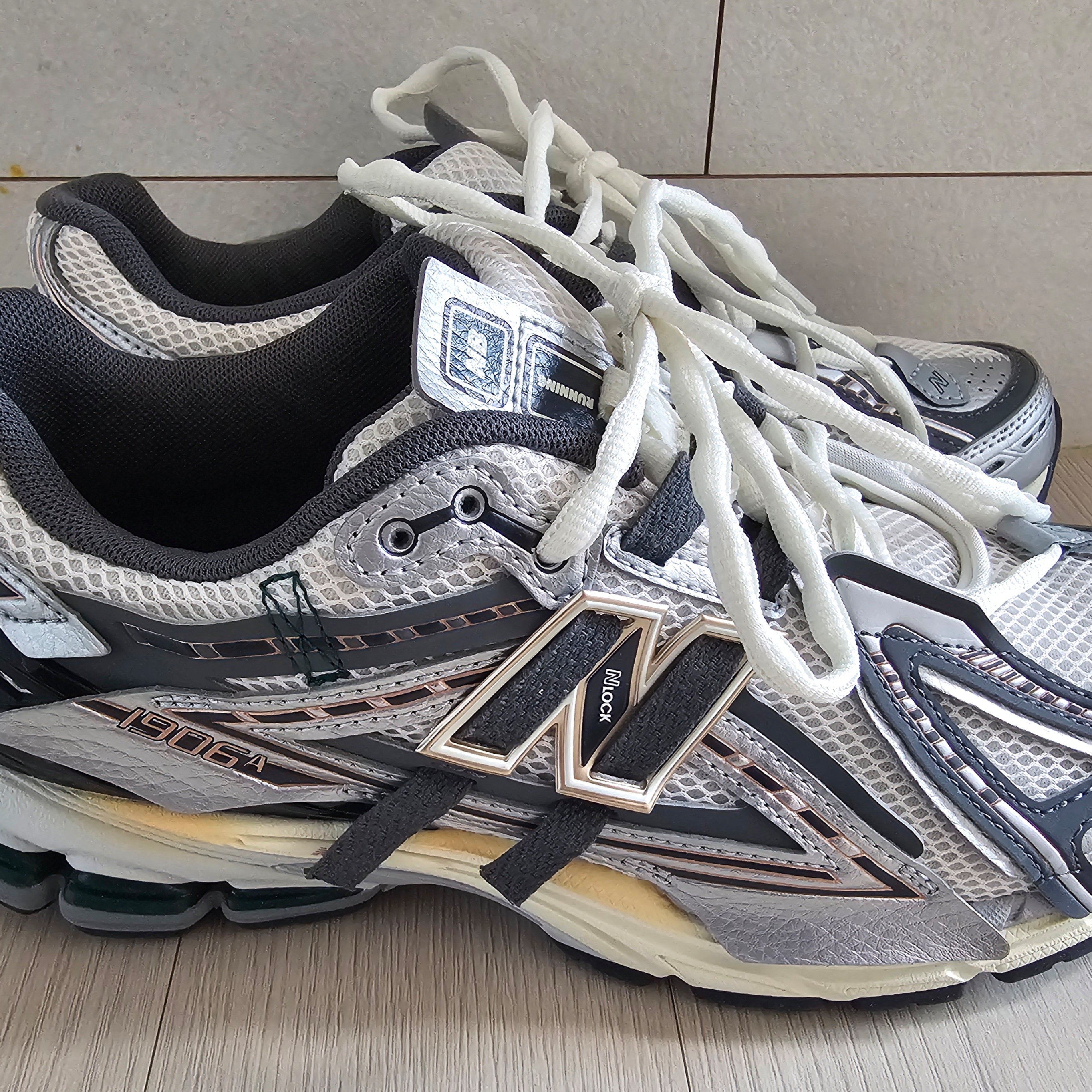 New Balance 1906A Silver Metallic Castlerock 착용 스타일 - 1