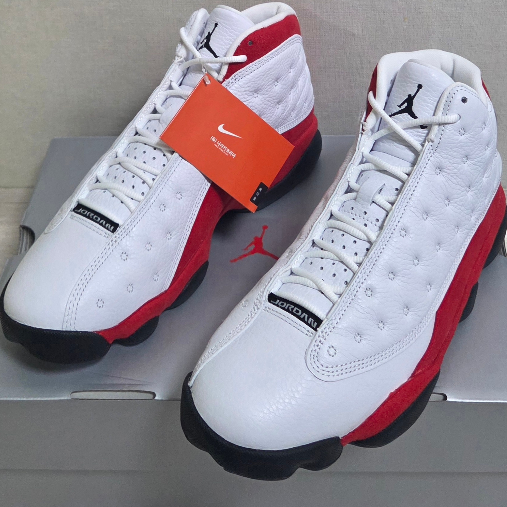 Jordan 13 Retro White and University Red 착용 스타일 - 1