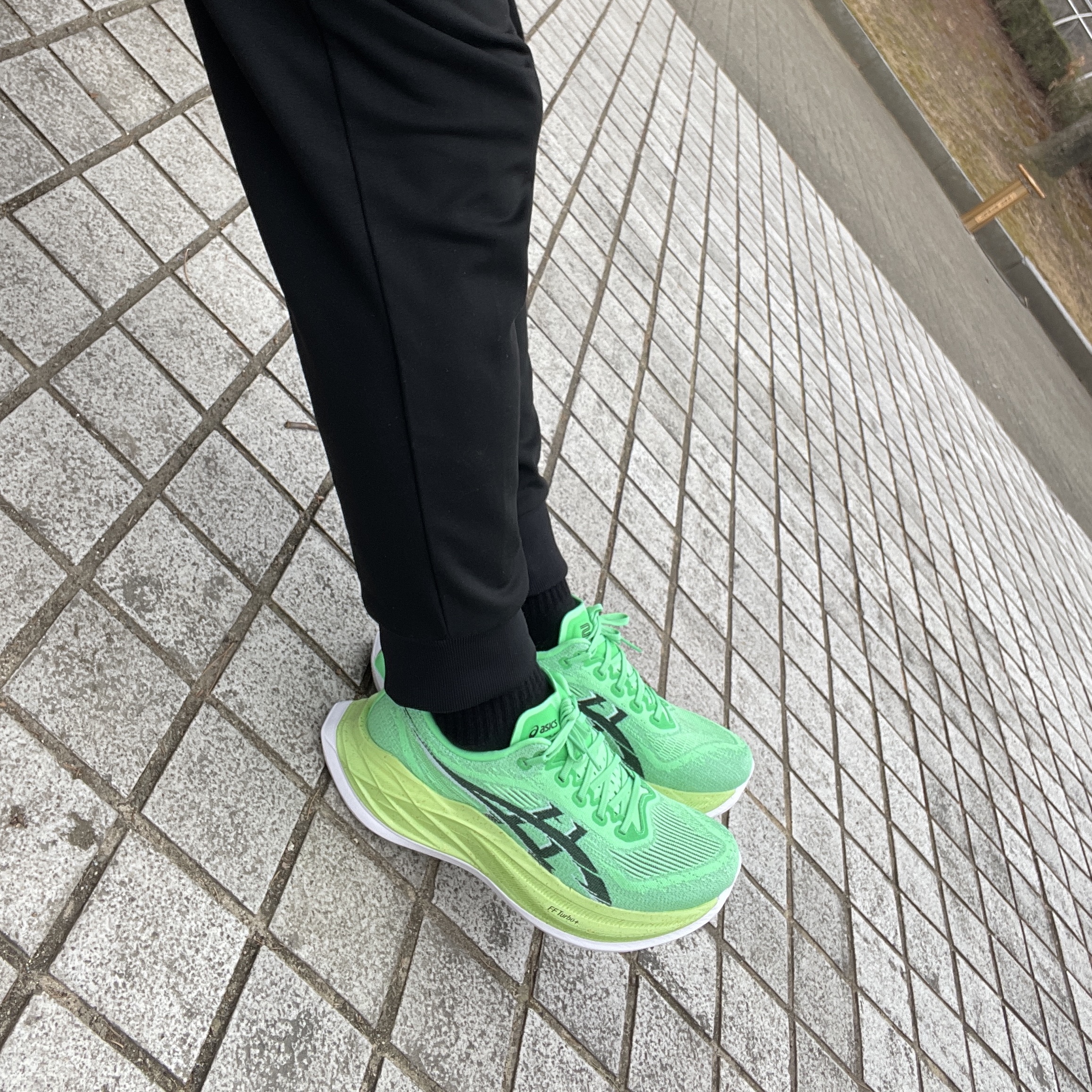 Asics Superblast 2 Ekiden Vital Green Black 착용 스타일