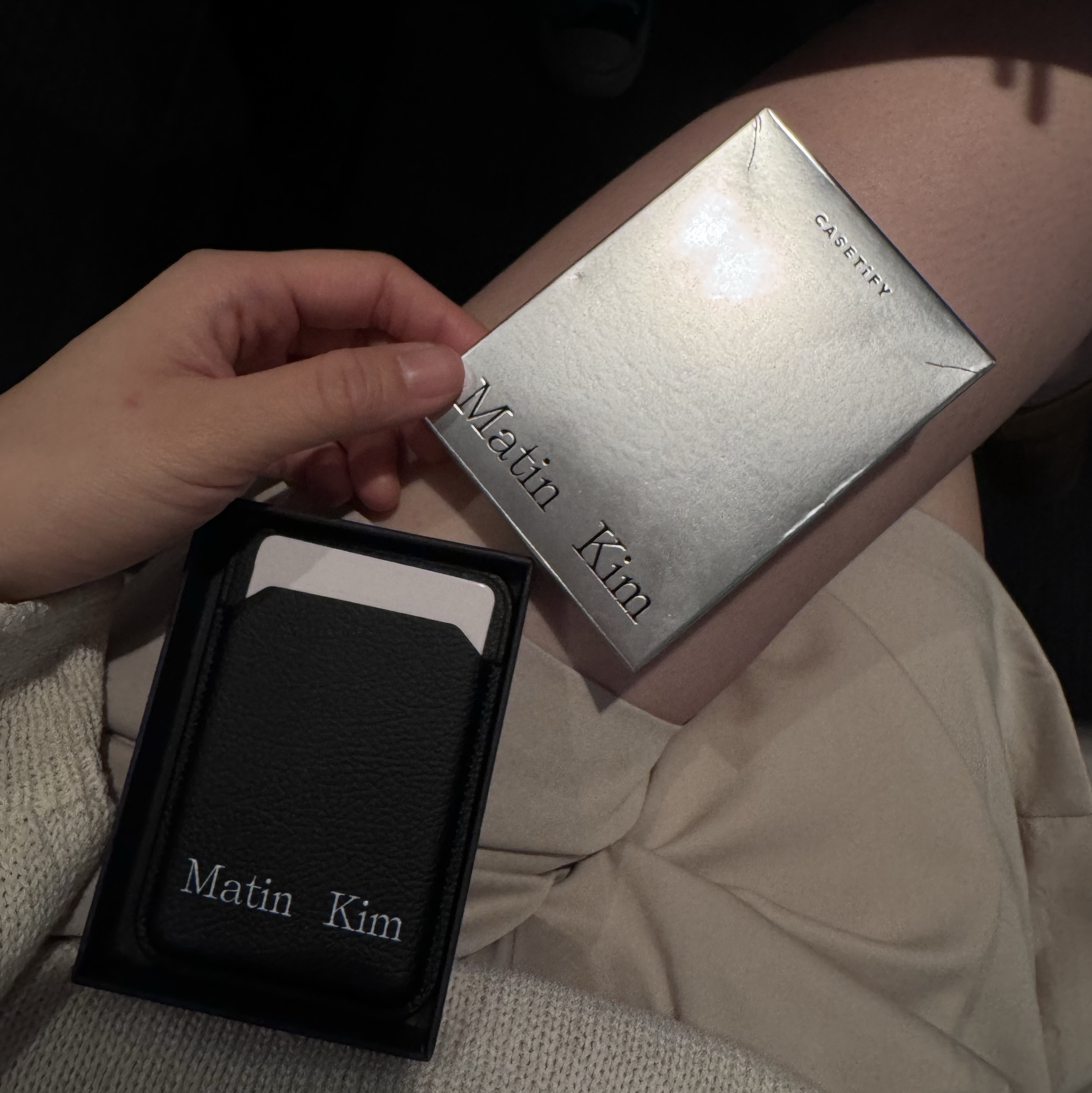 Casetify x Matin Kim Basic Logo MagSafe Wallet Black 착용 스타일 - 1