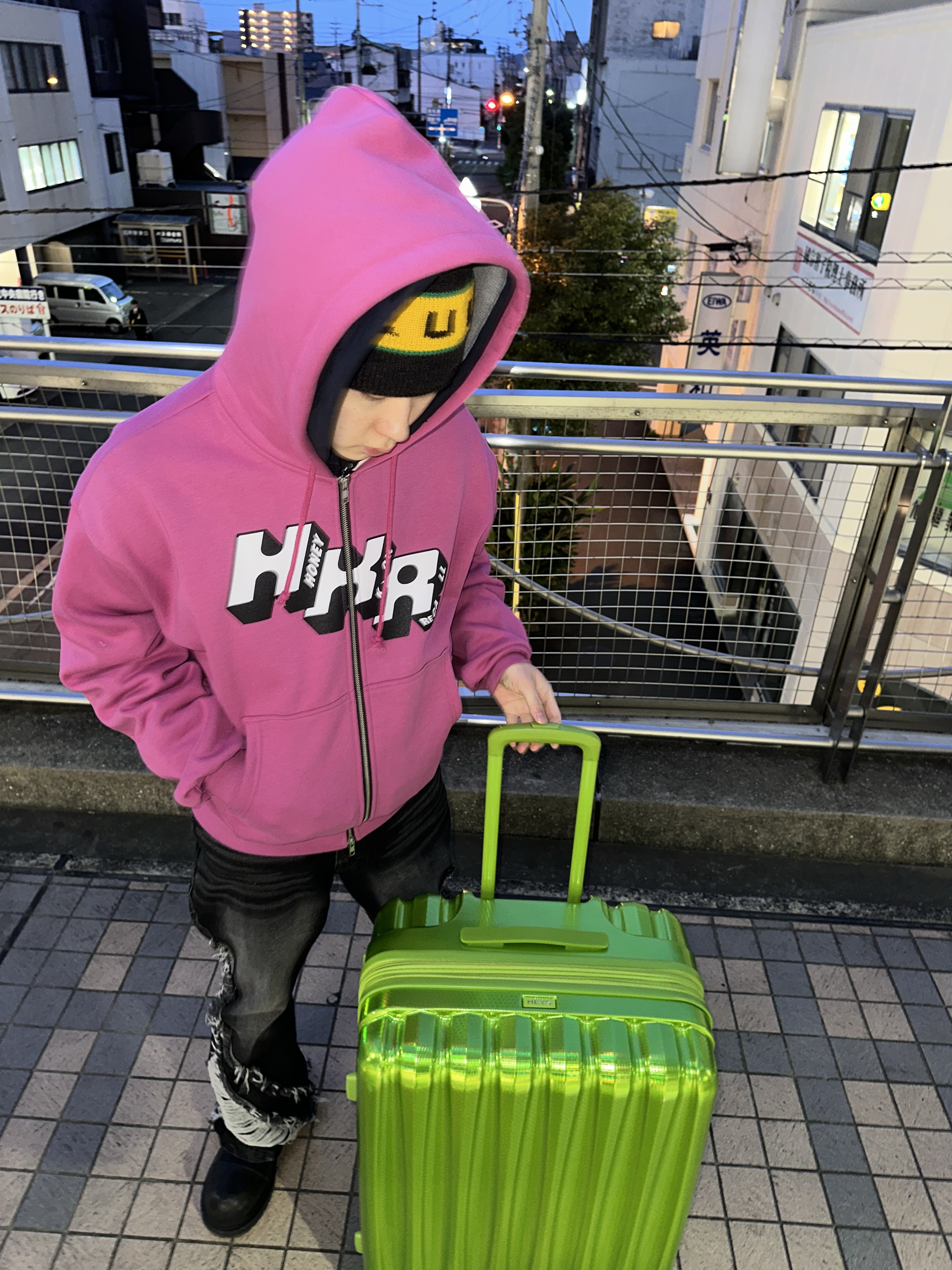 Honey Scoop House HKR Logo Zip Up Hooded Sweatshirt Pink, Kapital 7G Needle-Punched Squid Knit Cap Black 착용 스타일 - 1