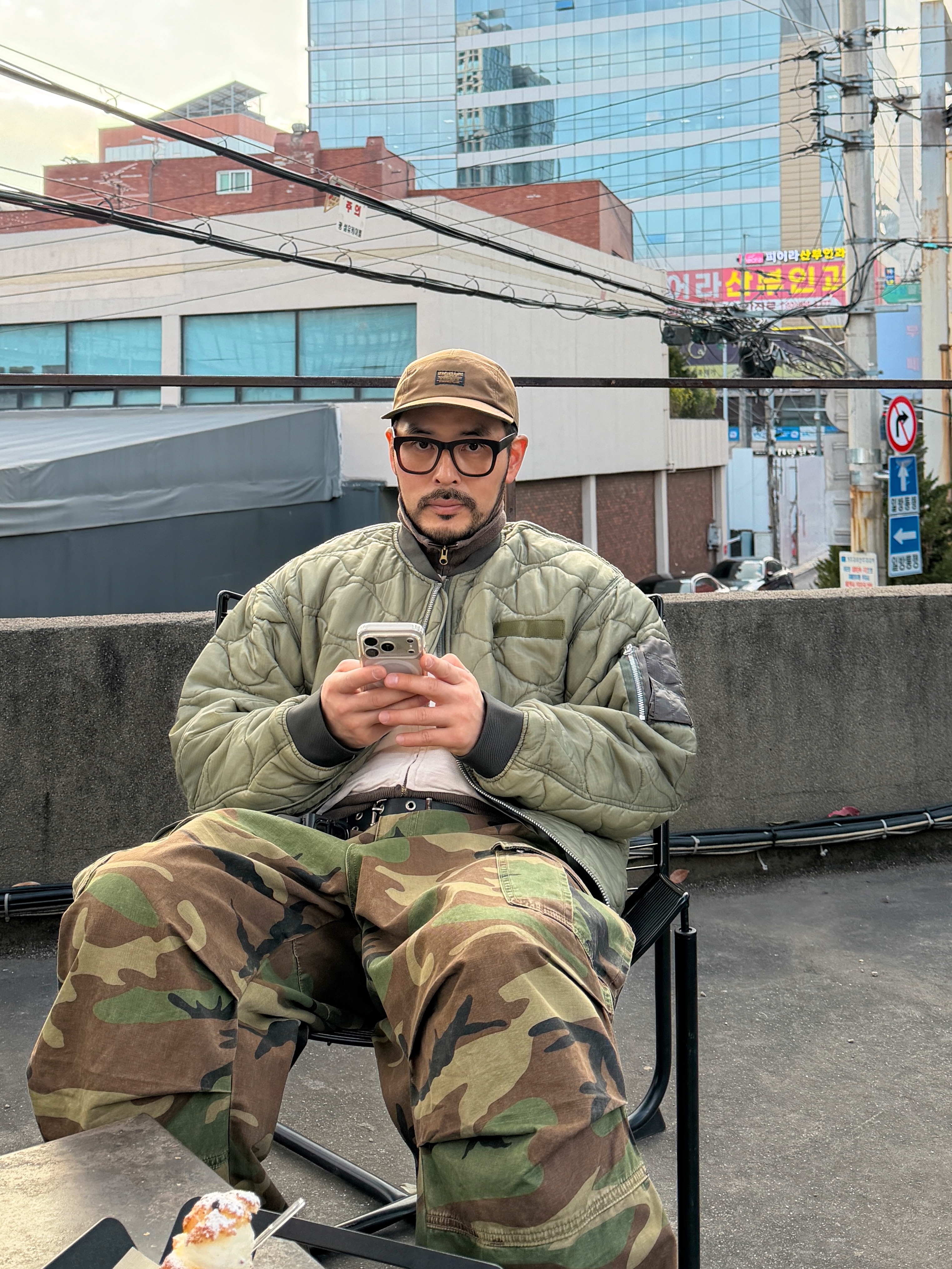 Jordan 4 x Undefeated Retro OG SP Deep Green and Clementine 착용 스타일 - 8