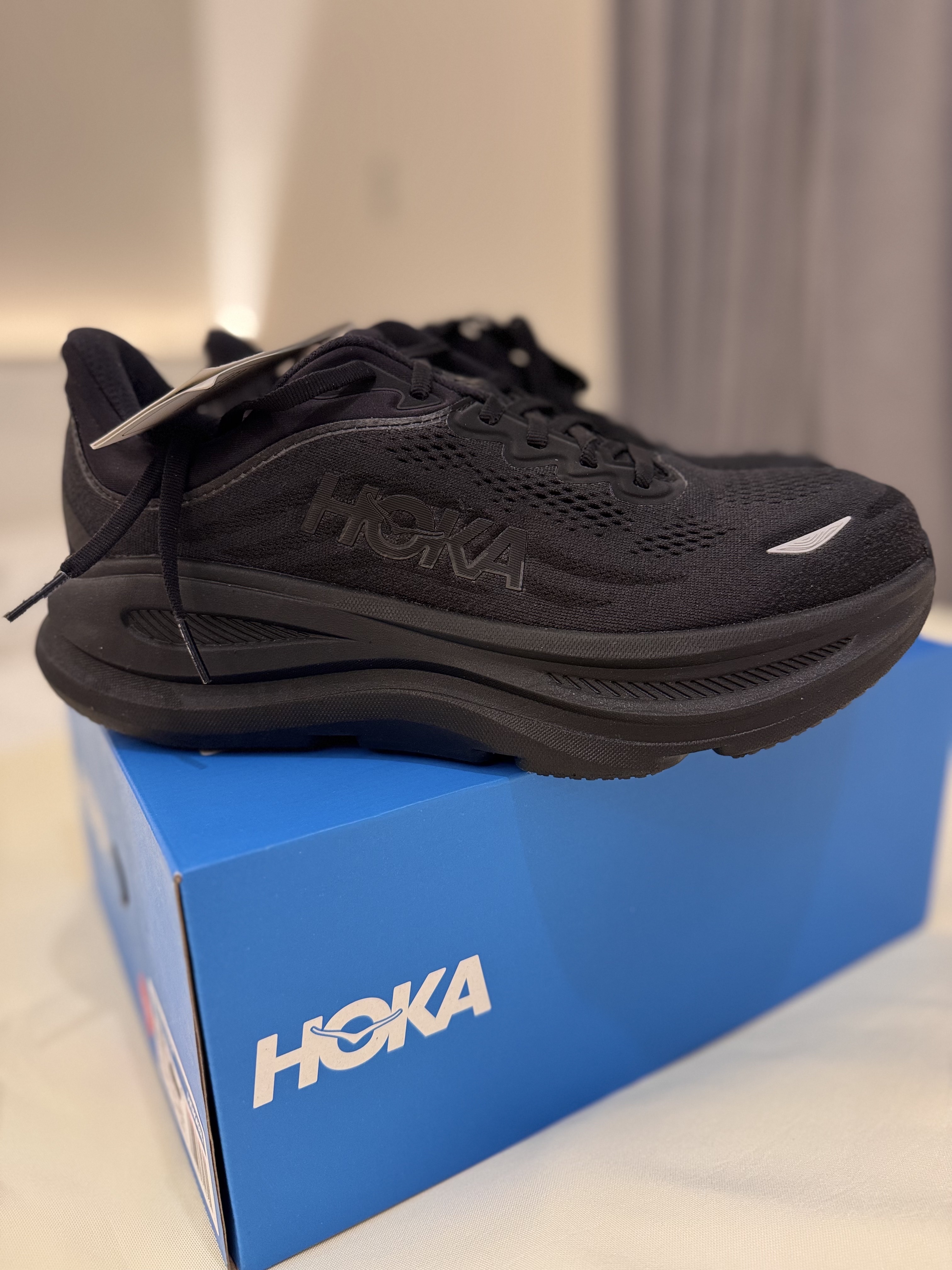Hoka Bondi 9 Black - Wide, Arc'teryx Beta LT Jacket Black 착용 스타일 - 2