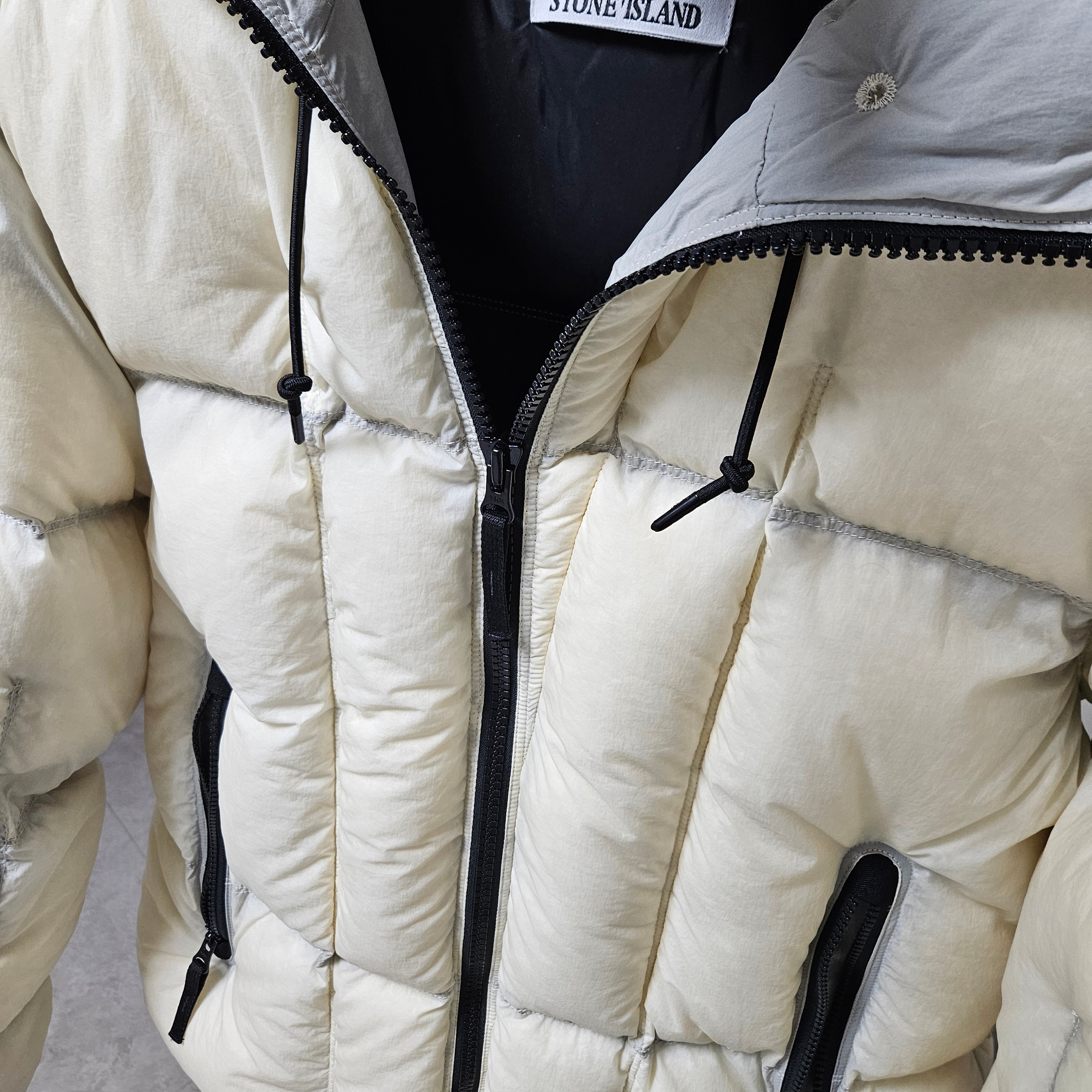 Stone Island 4100016 Seam Faded Light Nylon Tela Lightweight Hooded Down Jacket Ivory - 26SS 착용 스타일