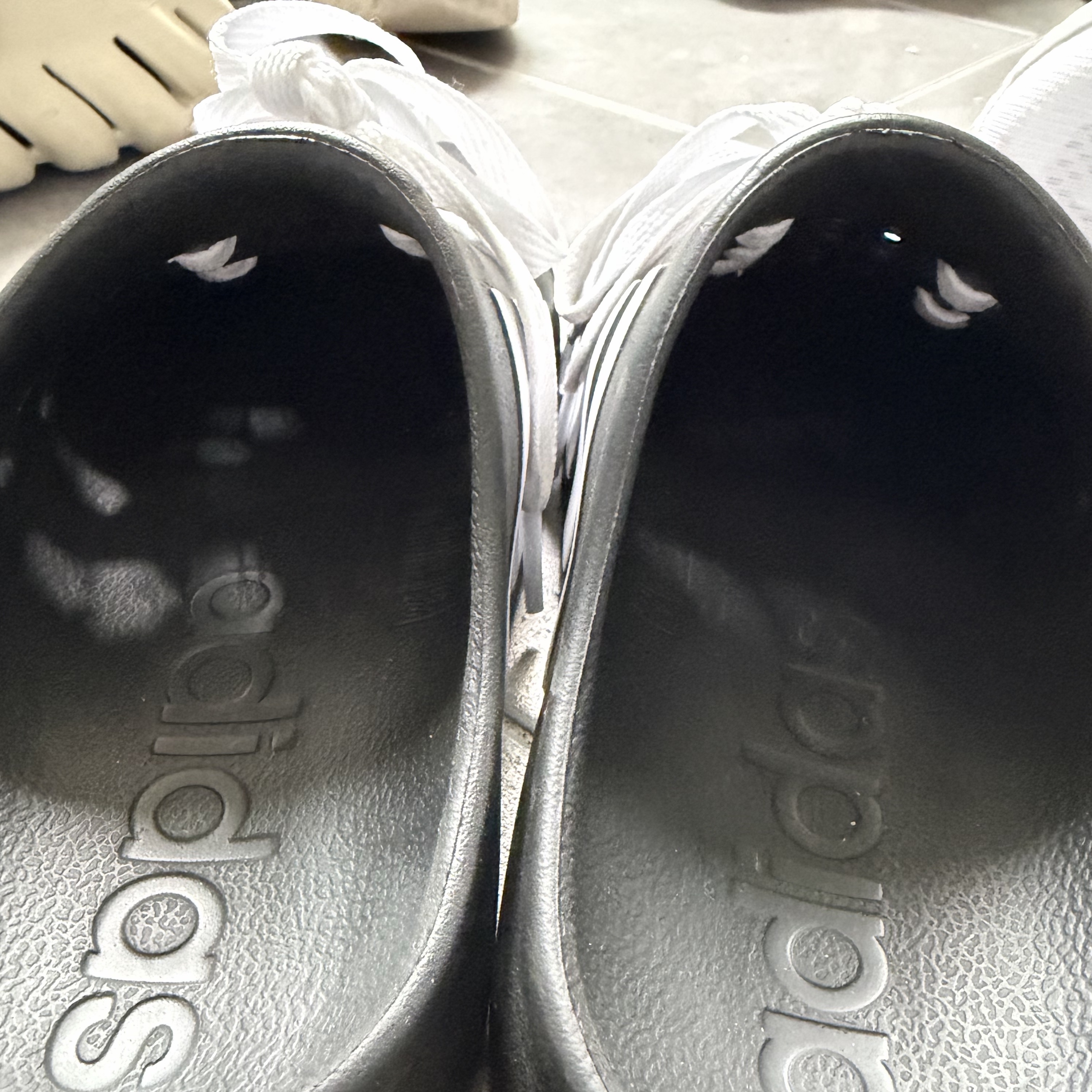 Adidas Adilette Clog Black White 착용 스타일 - 2